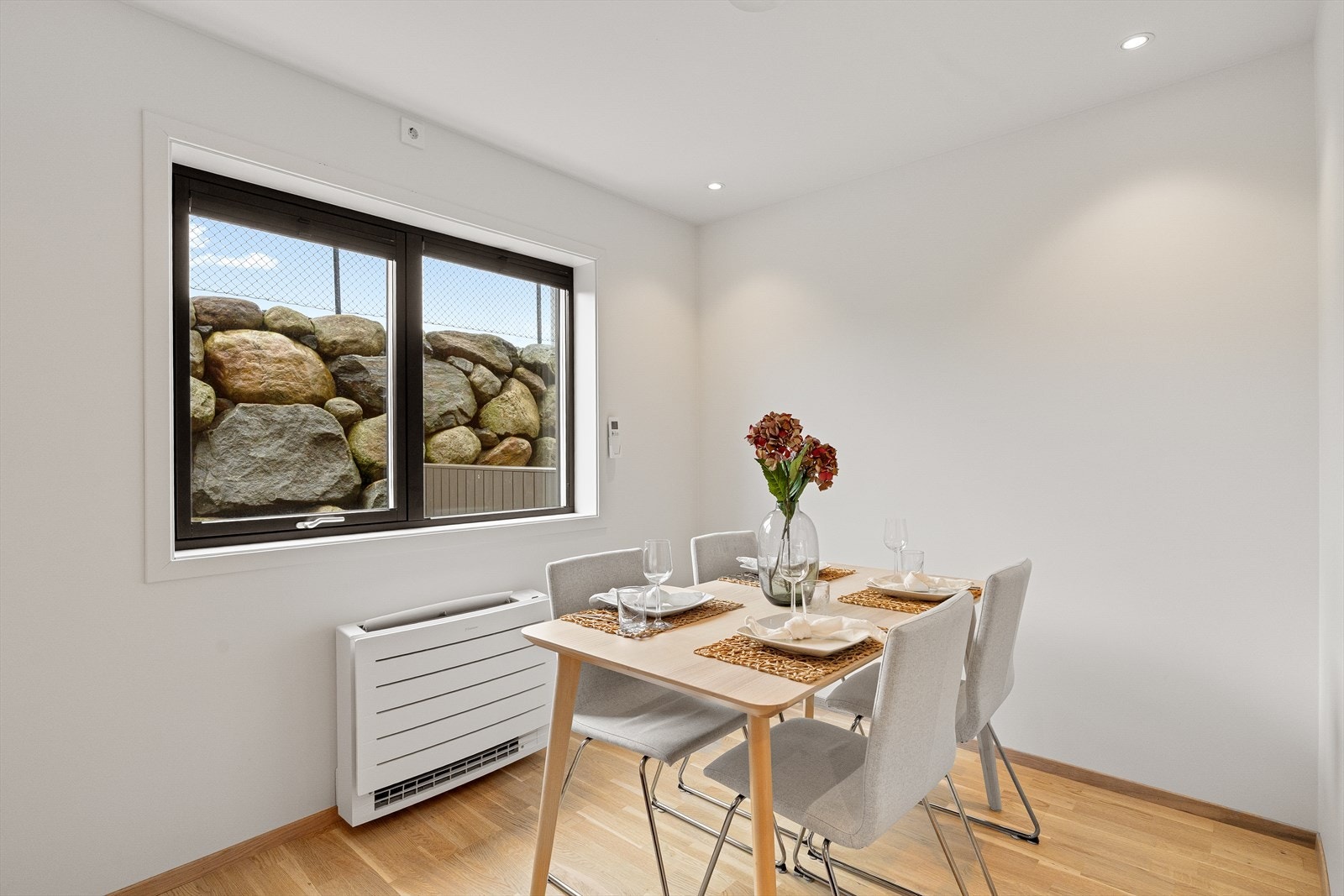 Denne delen av stuen er brukt til spisestue Galleribilde