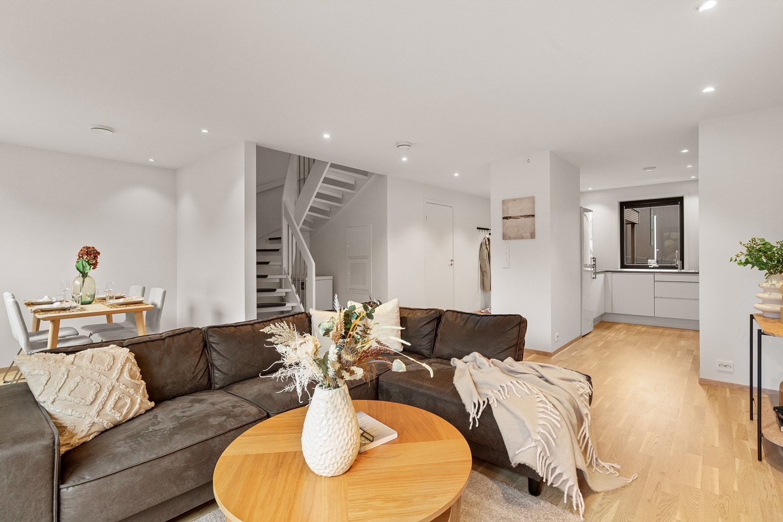 Hovedplan er smart innredet med stue og kjøkken i åpen løsning, samtidig som kjøkken er skjermet fra stue med vinkelløsning. Galleribilde