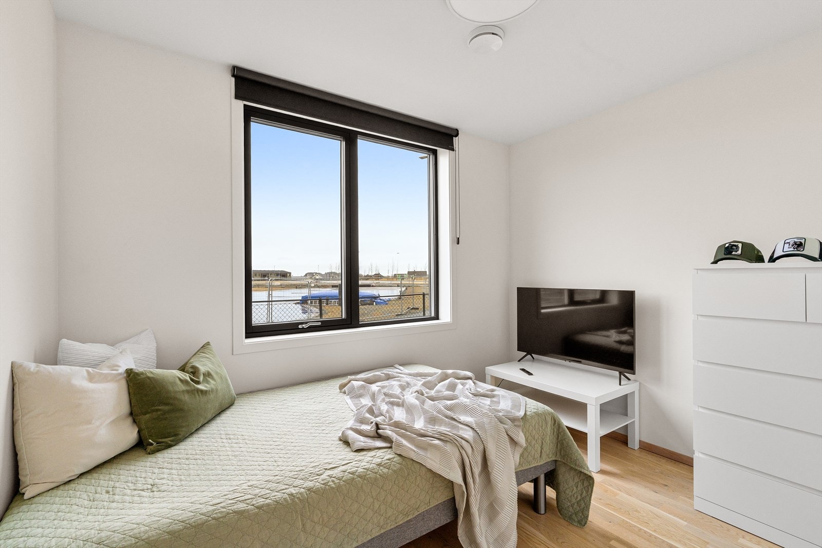 Soverom 3 - med utsikt mot friområde Galleribilde