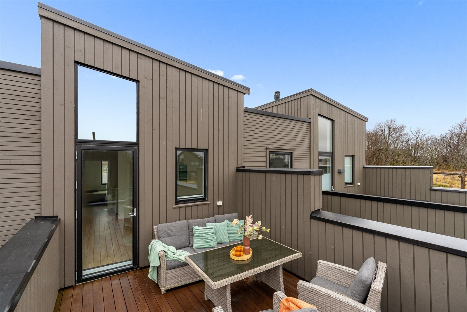 Terrassen har adkomst fra boligens loftstue Galleribilde