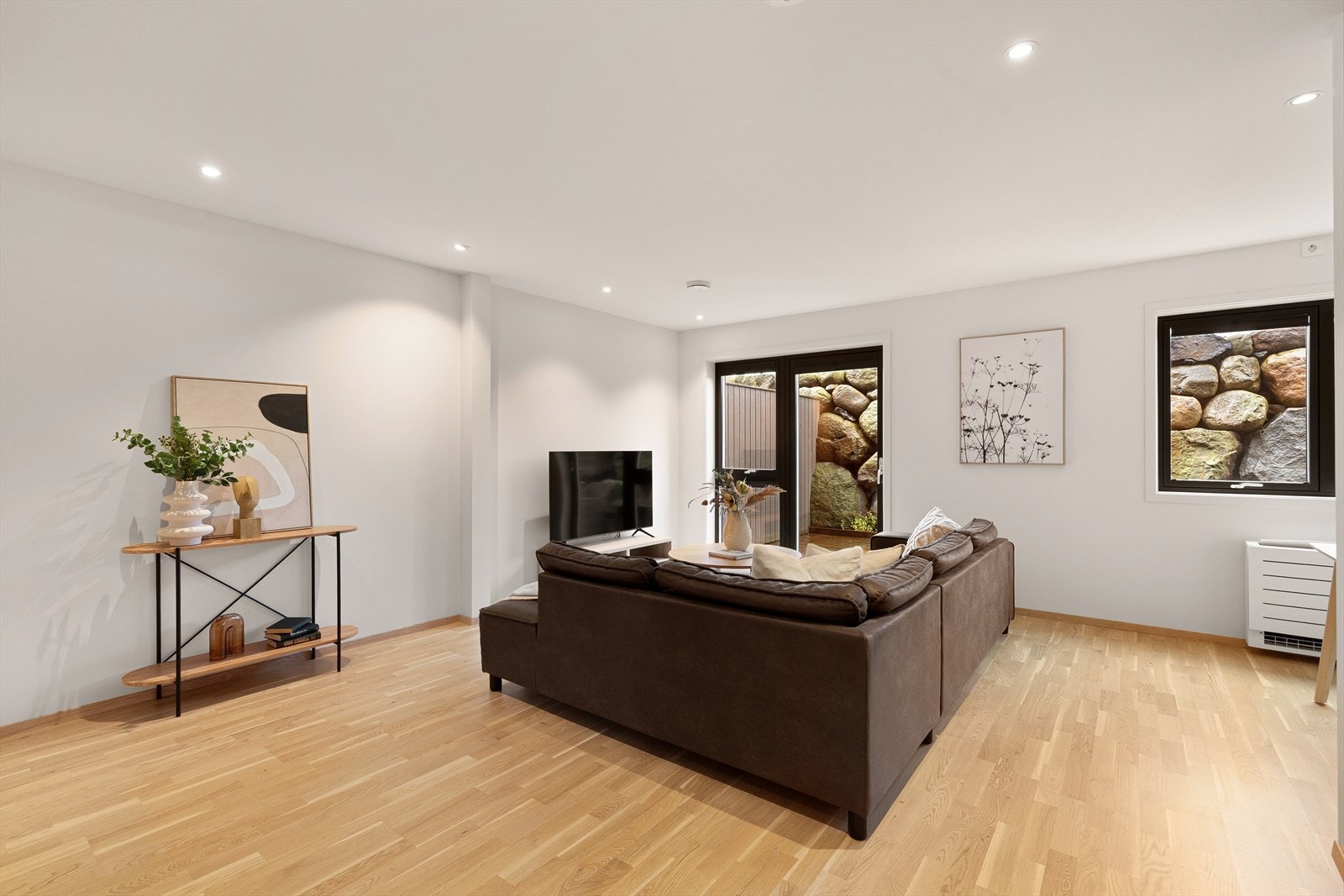 Stuen er stor og romslig, slik at du har flere møbleringsmuligheter Galleribilde