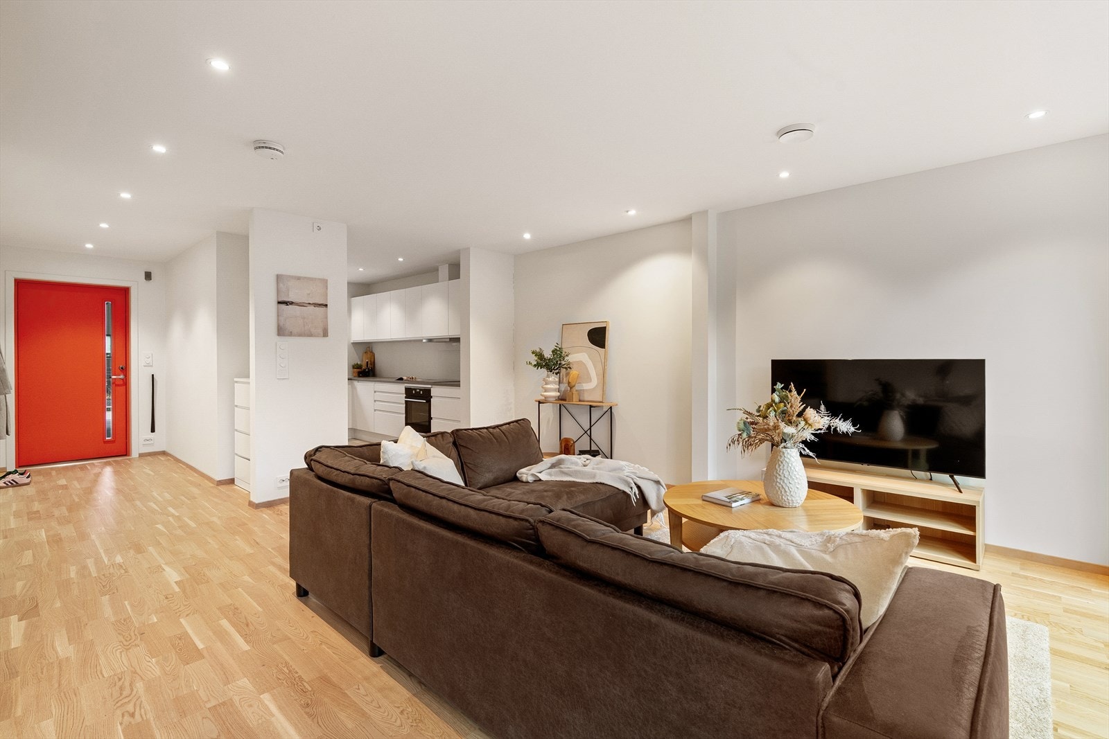 Spottbelysning i tak både i stue og kjøkken Galleribilde