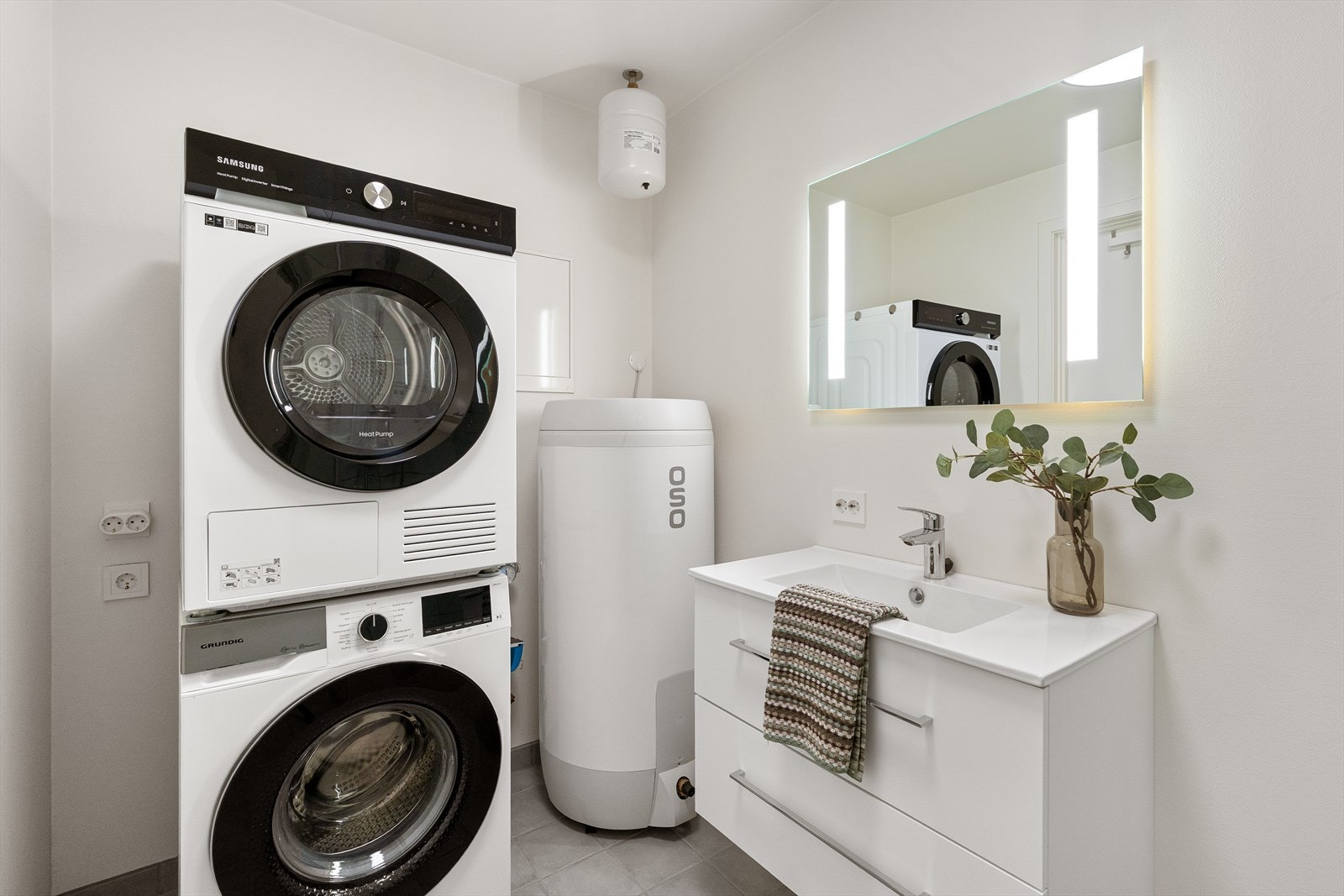 Opplegg for vaskemaskin og tørketrommel. Galleribilde