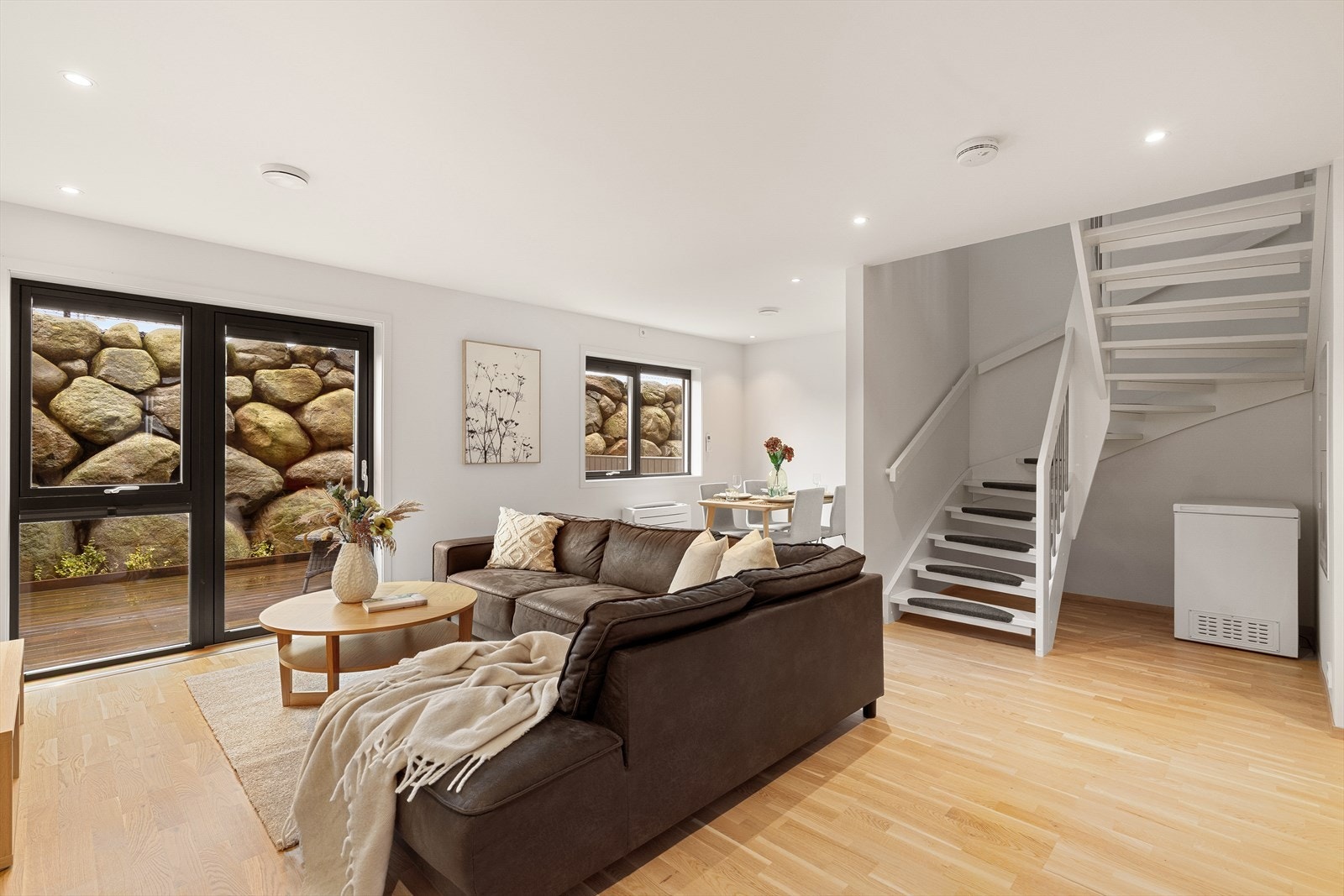 Fra stuen er det utgang til terrasse på baksiden. Skjermet for innsyn. Galleribilde