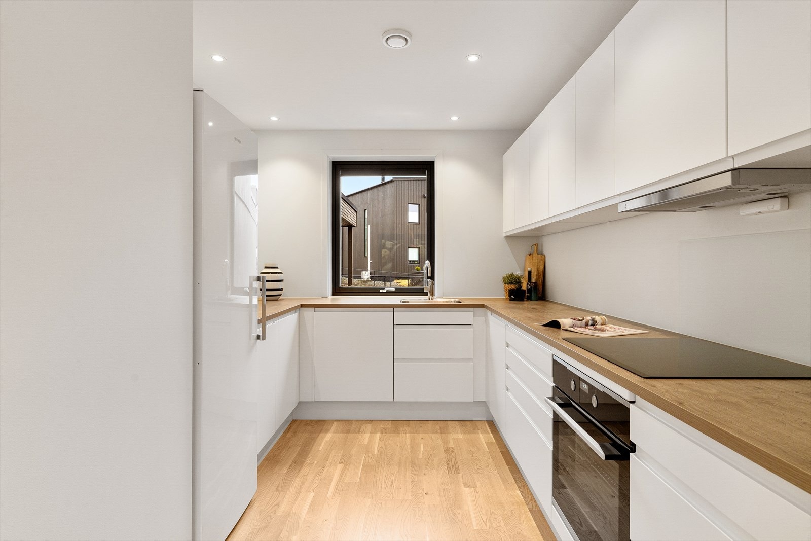 Delikat og innbydende kjøkken med god benkeplass. Integrerte hvitevarer som stekeovn, steketopp og oppvaskmaskin medfølger. Spottbelysning i tak. Galleribilde