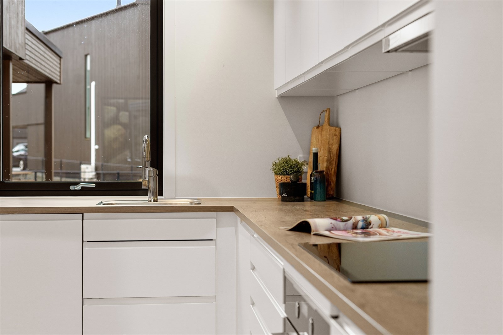 Lyst og moderne kjøkken med praktiske gode løsninger Galleribilde