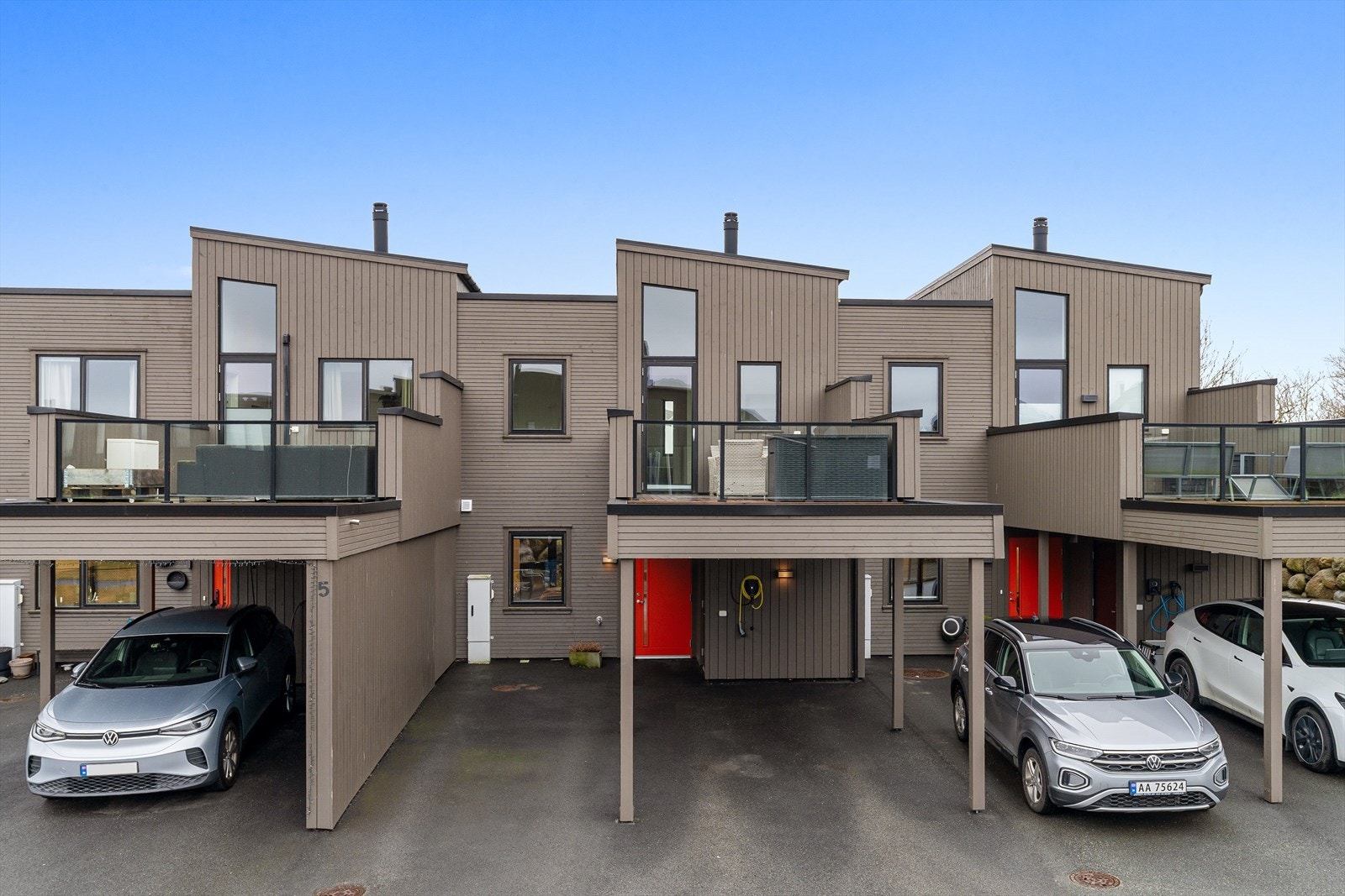 Smart løst rekkehus over 2 plan, med bl.a to stuer, to bad og 3 soverom- Parkering i carport m/ el-bil lader Galleribilde