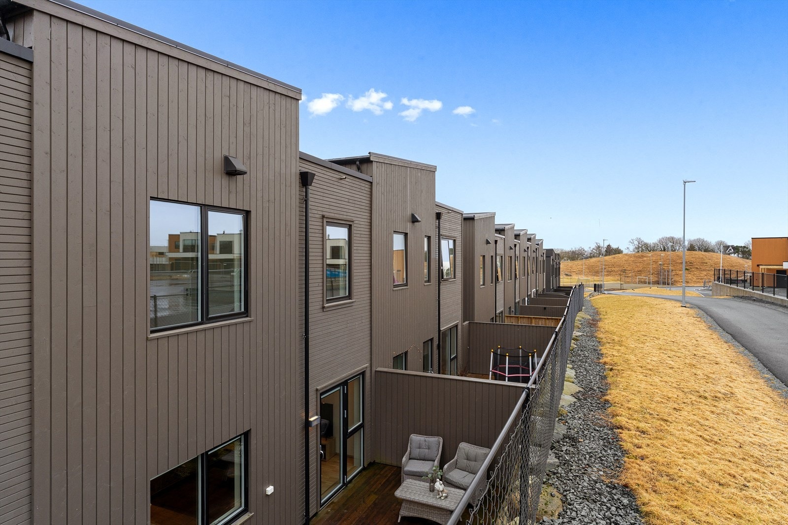 Gang og sykkelsti like ved uteområde Galleribilde