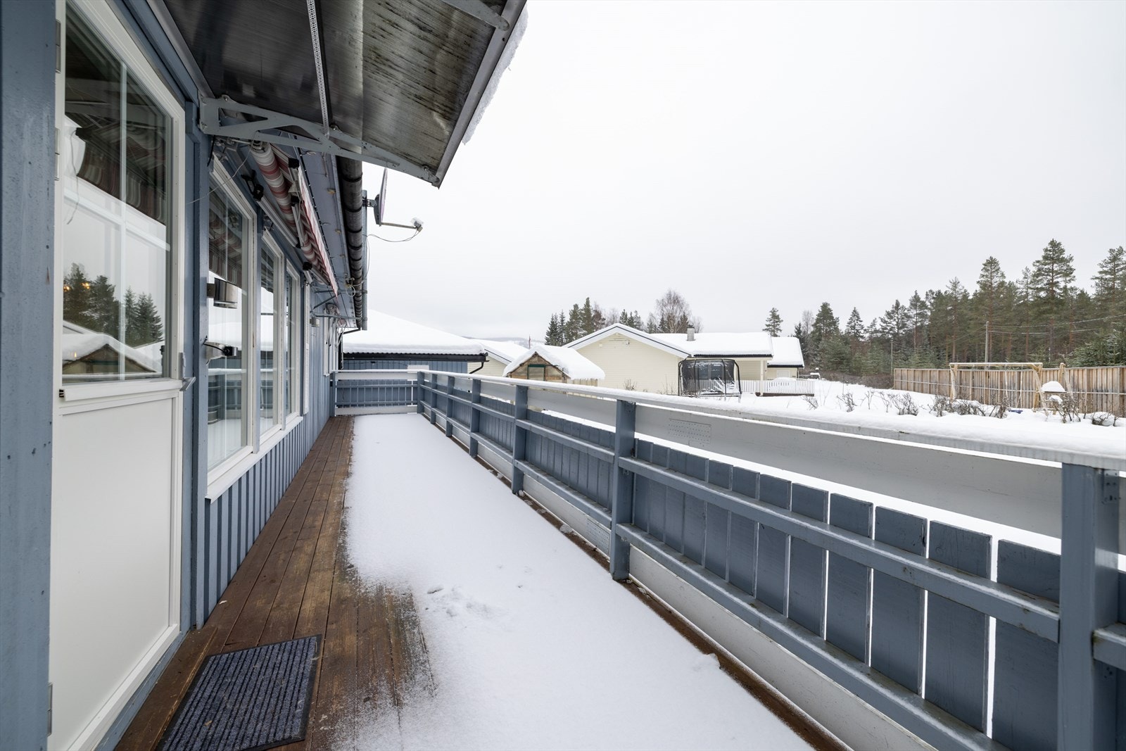 Fra stuen er det utgang til en stor terrasse på 25 m², utført i trekonstruksjon. Galleribilde