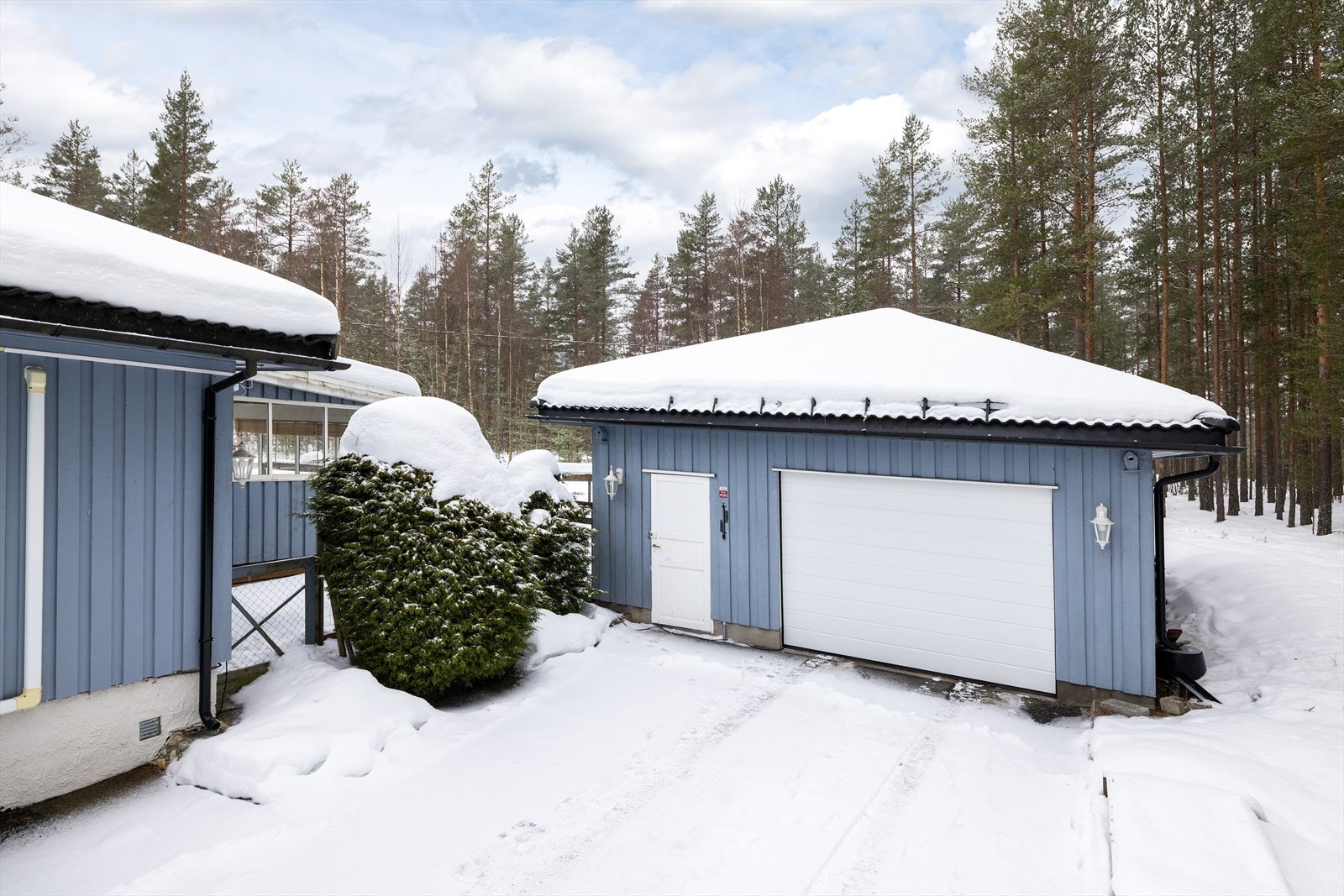 Den ene garasjen har innlagt strøm og elbillader, samt en ny leddport fra 2023. Galleribilde