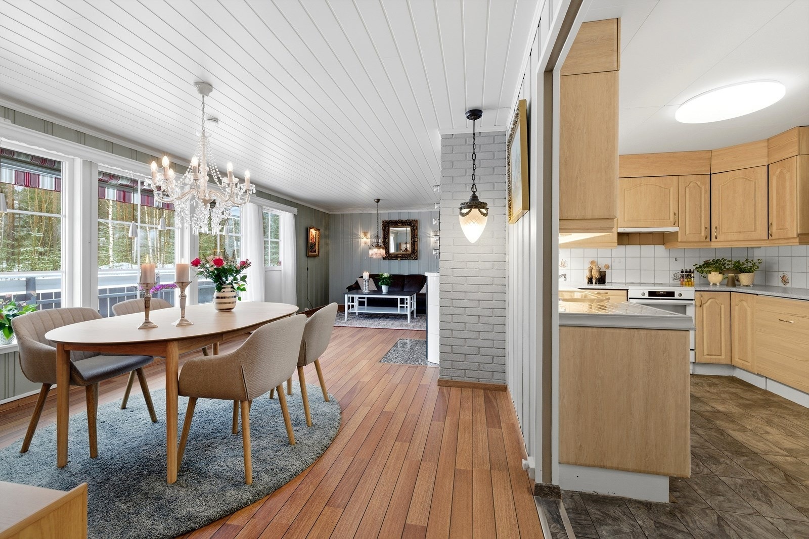 Balkongdøren i tre ble byttet i 2025, og de innvendige dørene i etasjen ble byttet i 2020. Galleribilde