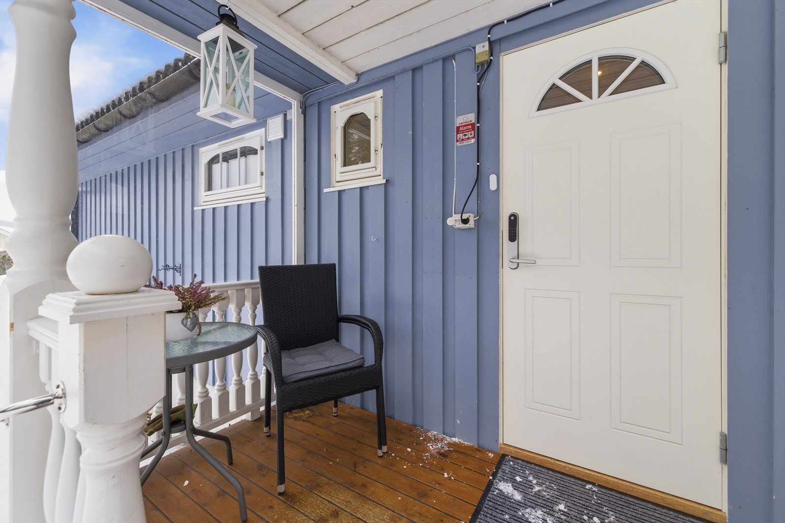 Overbygget inngangsparti med malt hovedytterdør. Galleribilde