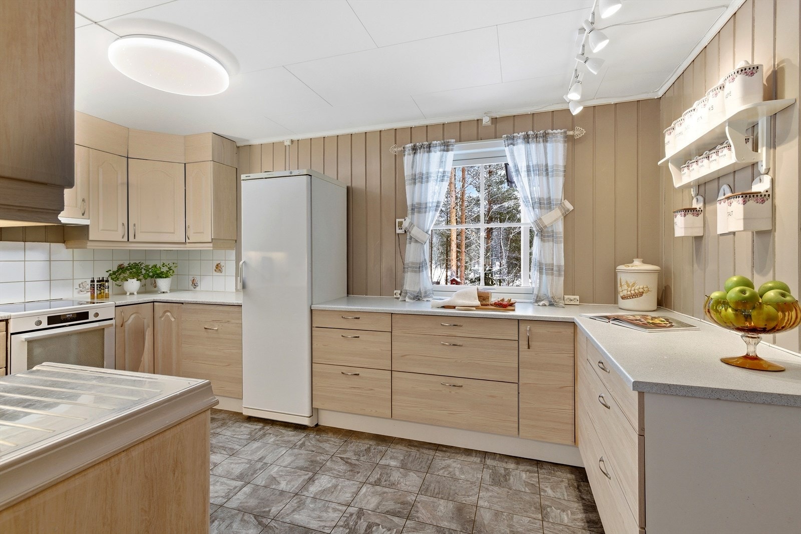 Kjøkkenet har glatte fronter og laminat benkeplate, med god skap- og benkeplass. Galleribilde