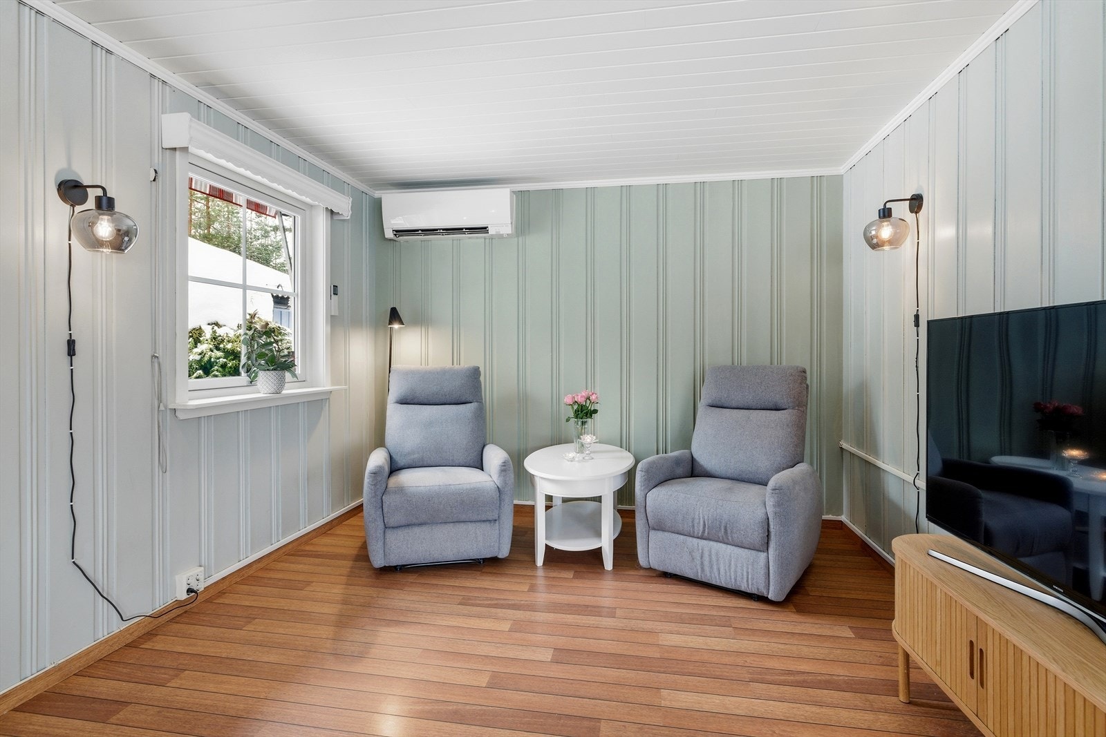 En del av den tidligere terrassen er bygget inn, noe som gir et utvidet og fleksibelt stueareal. Galleribilde