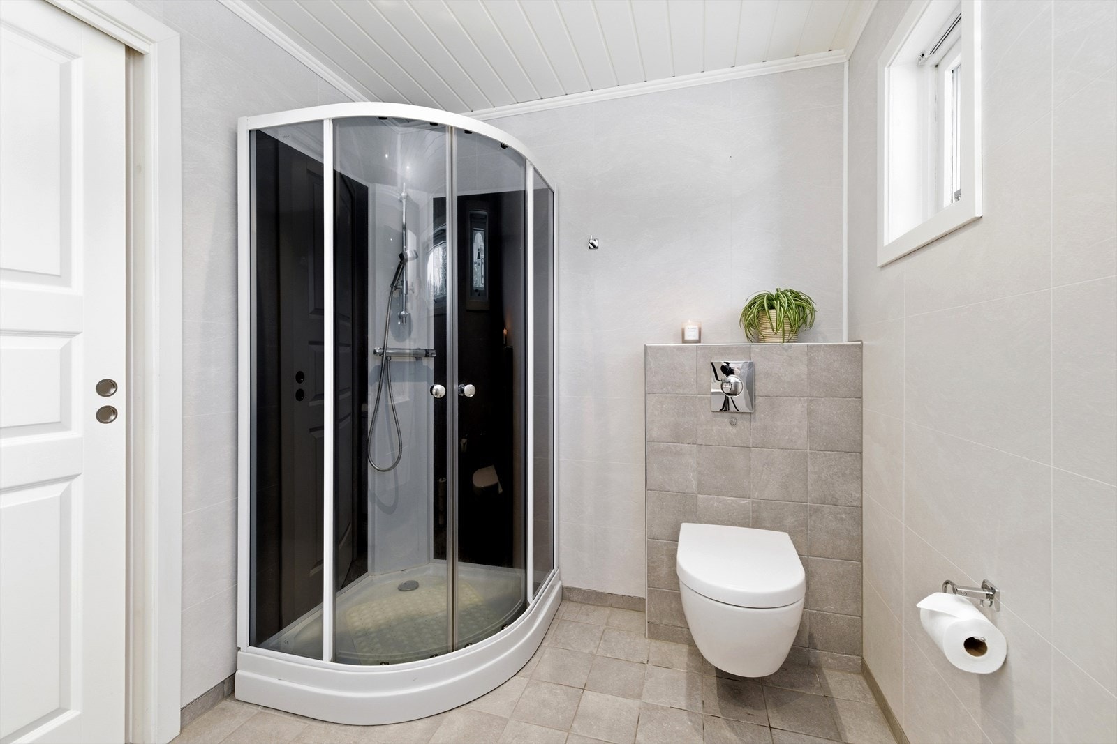 Badet ble totalrenovert i 2020 og har dusjkabinett og veggmontert toalett. Galleribilde