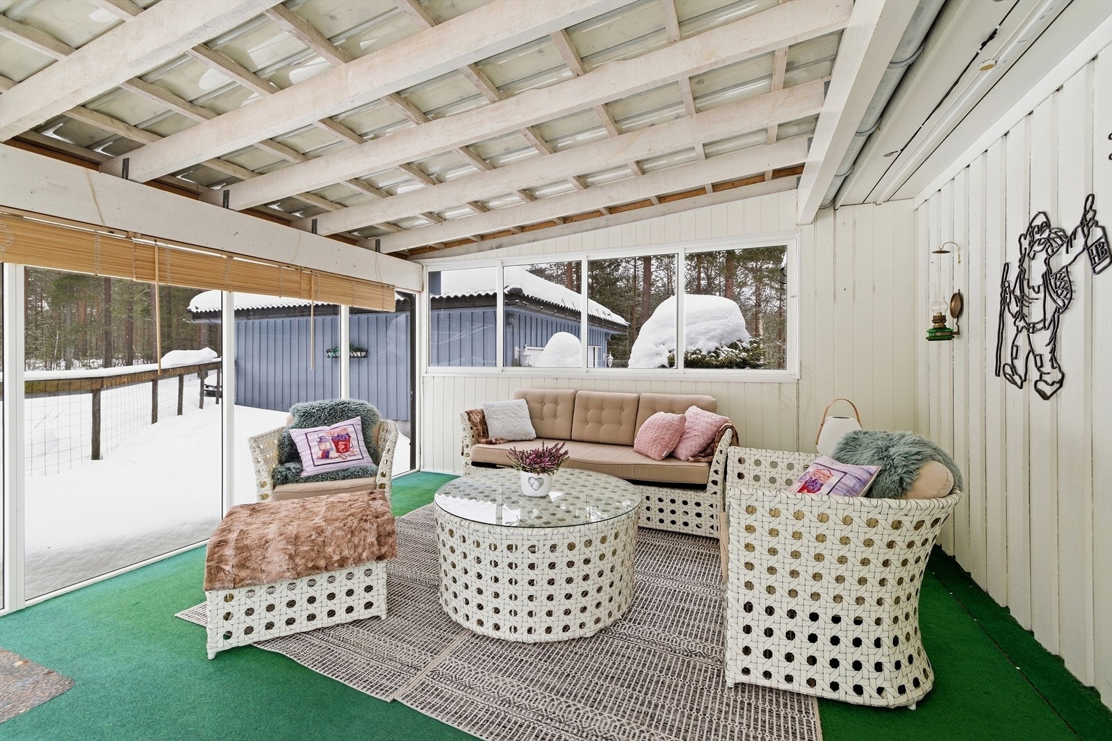 Den innglassede vinterhagen på 15 m² har skyvbare glassdører og gir et lyst og trivelig ekstrarom. Galleribilde