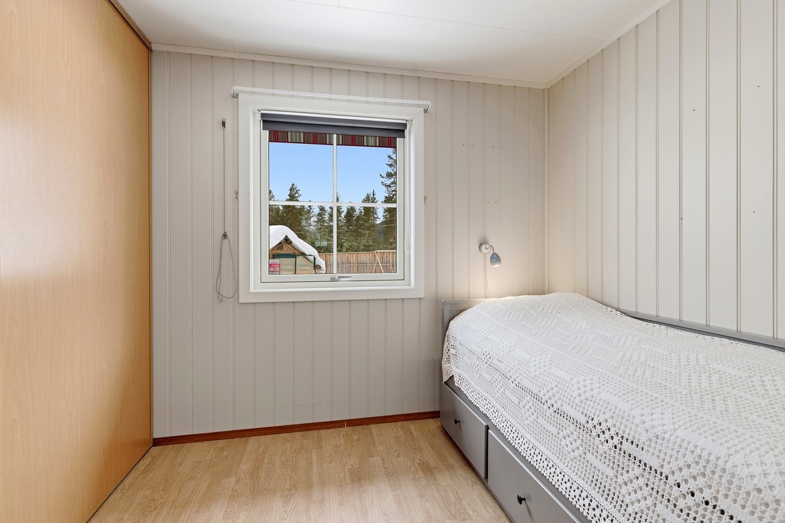 Soverommene har vegger med trepanel eller panelplater, og trepanel i himlingen. Galleribilde