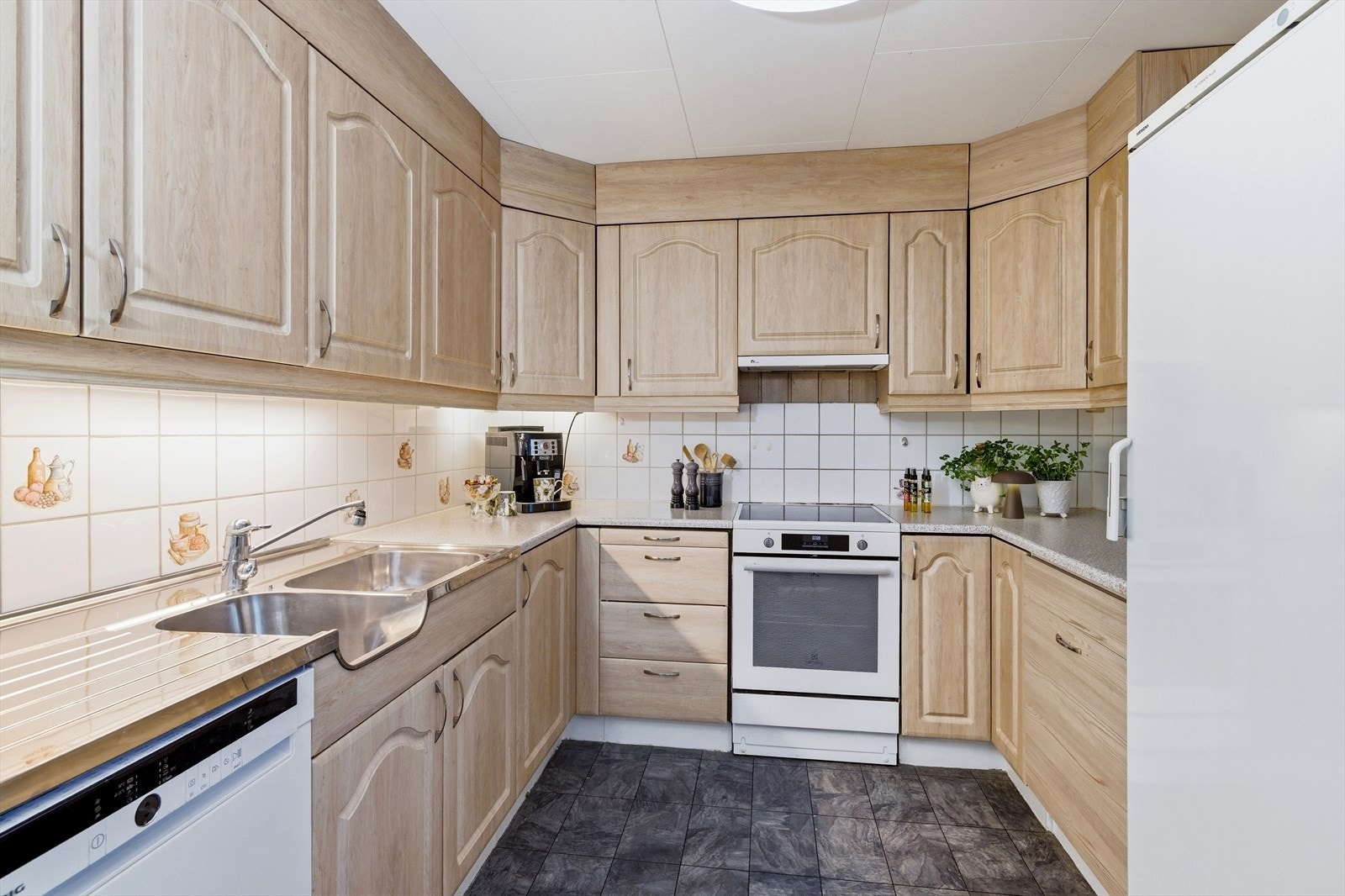 Kjøkkenet er utstyrt med komfyr, oppvaskmaskin og en effektiv ventilator med avtrekk ut. Galleribilde