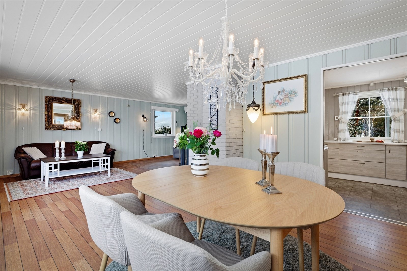 Fra spisestuen er det en åpen og sosial forbindelse til resten av stuen og kjøkkenet. Galleribilde