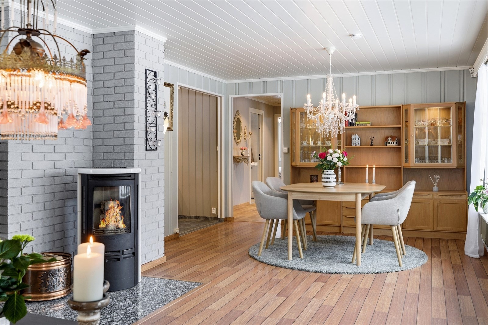 Stuen har god plass til både sofagruppe og spisebord. Galleribilde