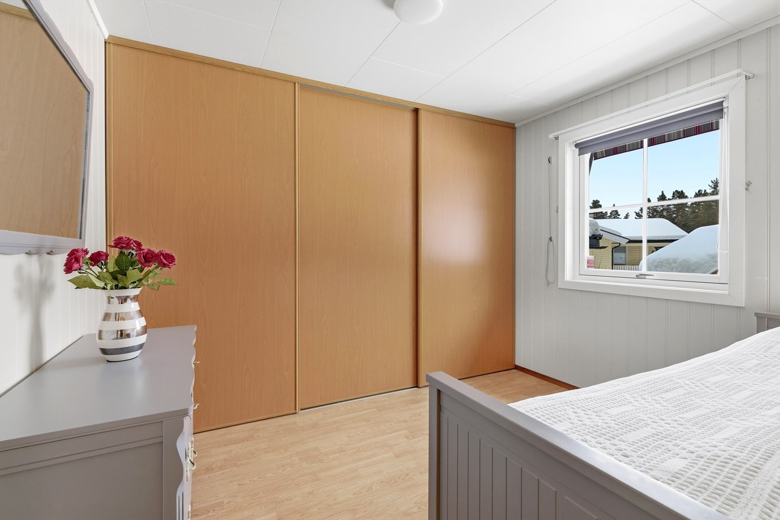 Et av soverommene har en romslig skyvedørsgarderobe for effektiv oppbevaring. Galleribilde