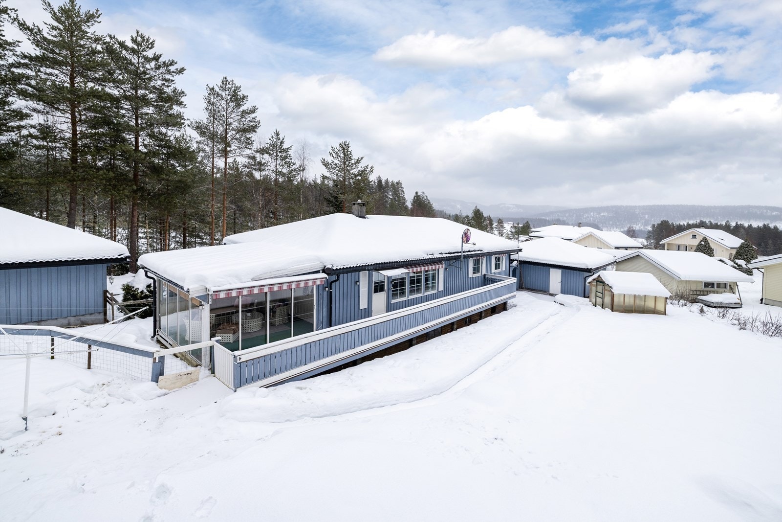 Boligens tak har betongtakstein som ble behandlet og malt i 2025. Galleribilde