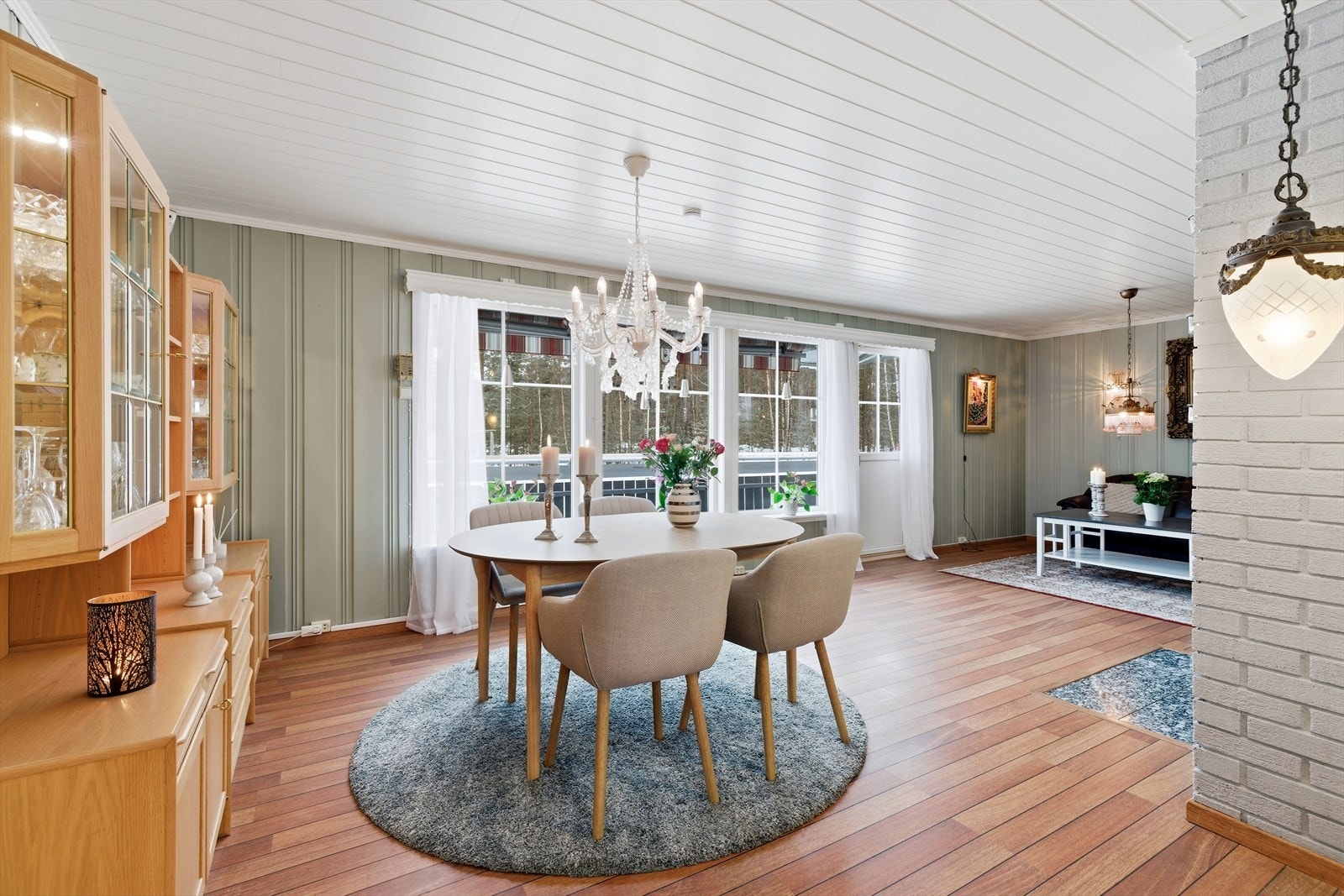 Spisestuen har god plass til hyggelige sammenkomster og er sentralt plassert i rommet. Galleribilde