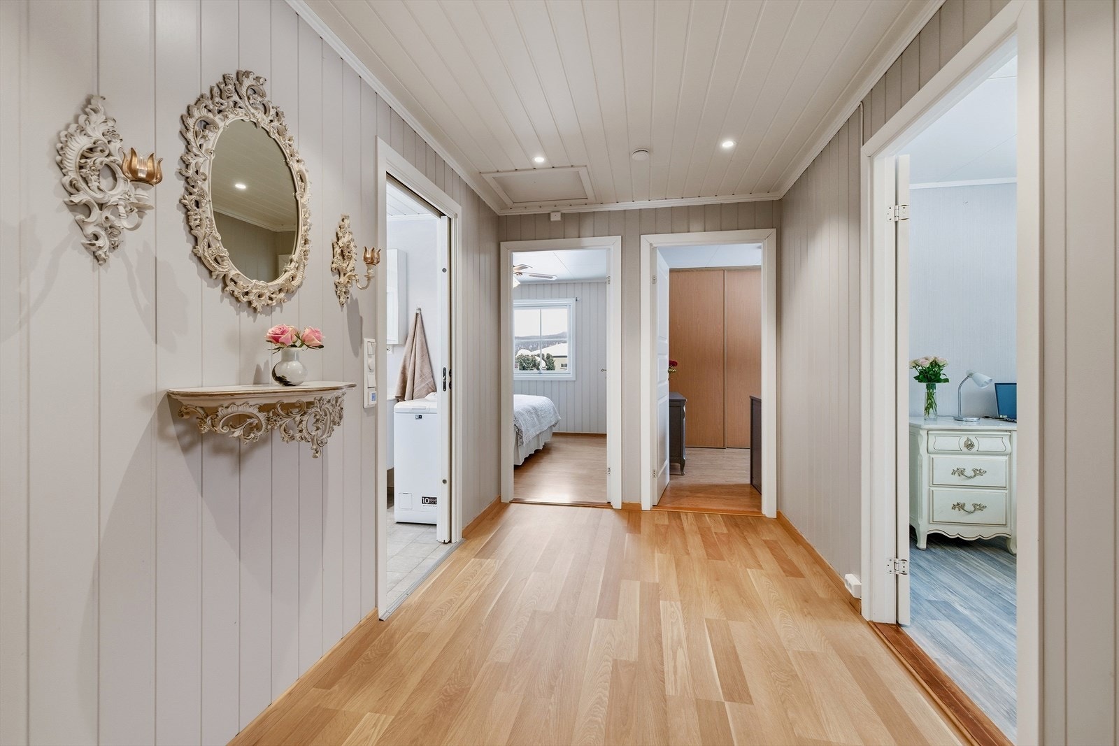 Gangen i hovedetasjen binder sammen soverommene og badet på en praktisk måte. Galleribilde