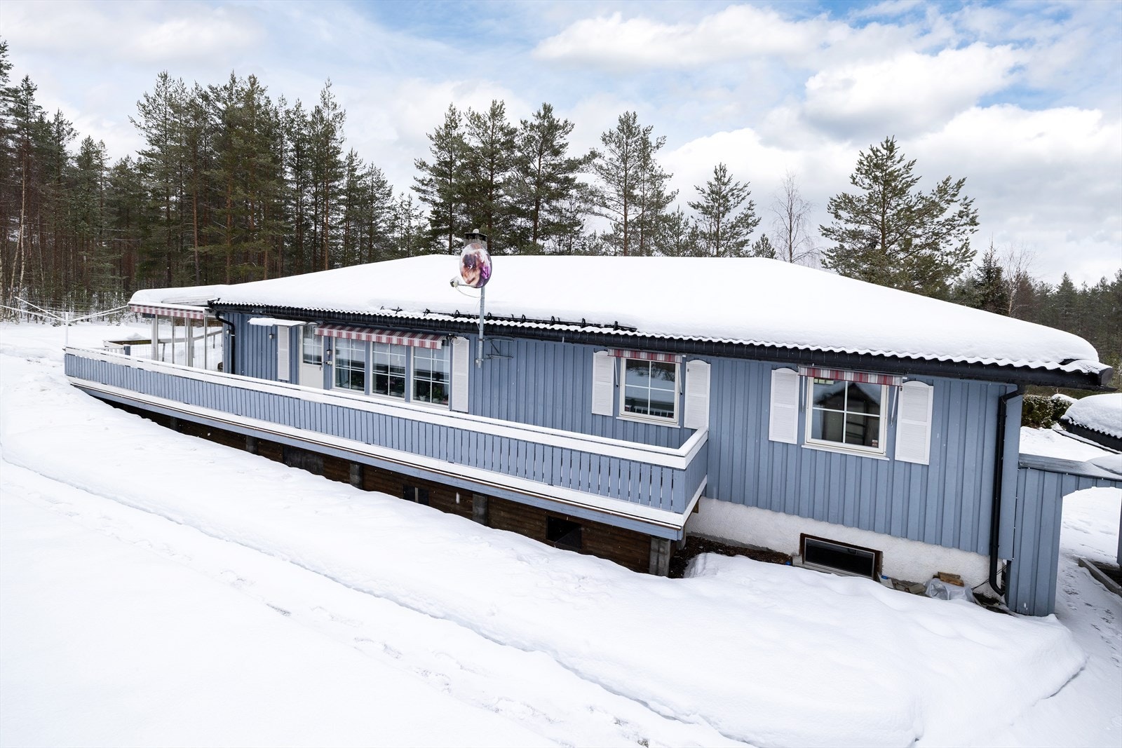 Enebolig fra 1986, oppført med trekonstruksjon og stående bordkledning. Galleribilde