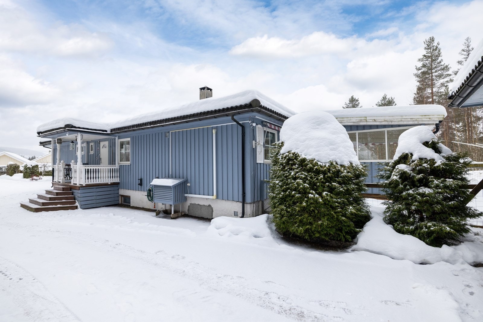 Fasaden har stående bordkledning som sist ble malt for cirka fem år siden. Galleribilde