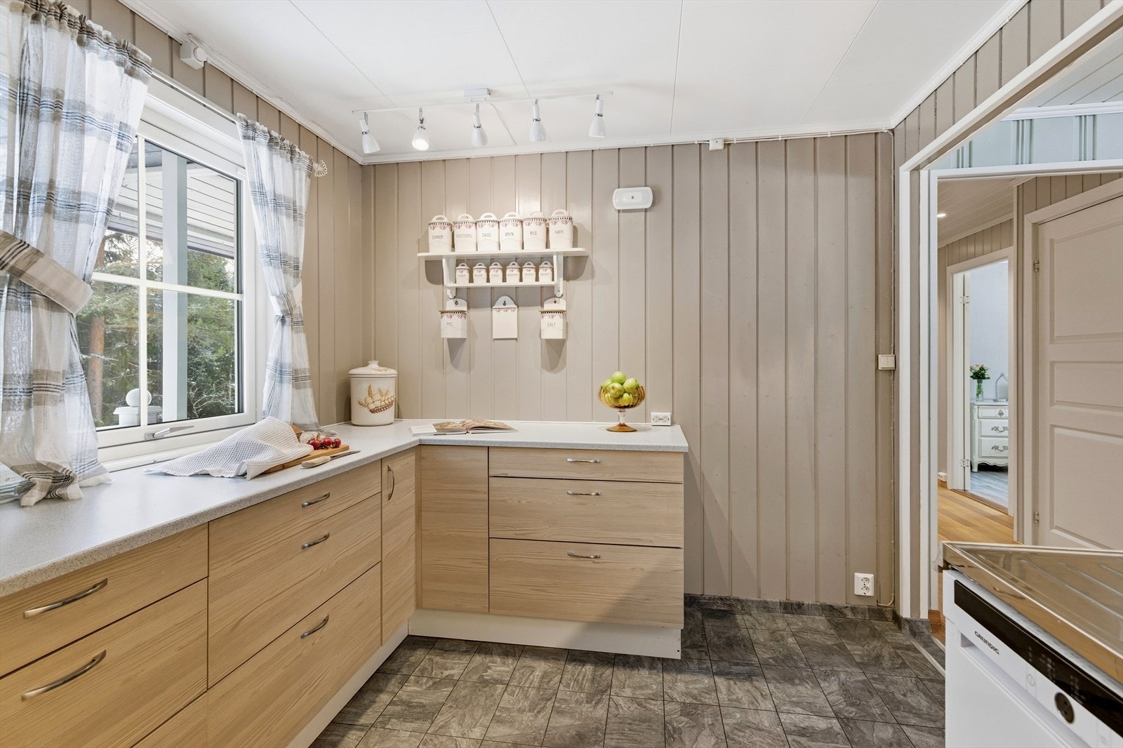 Innredningen er delvis oppgradert med skiftede fronter og utvidet i senere tid. Galleribilde