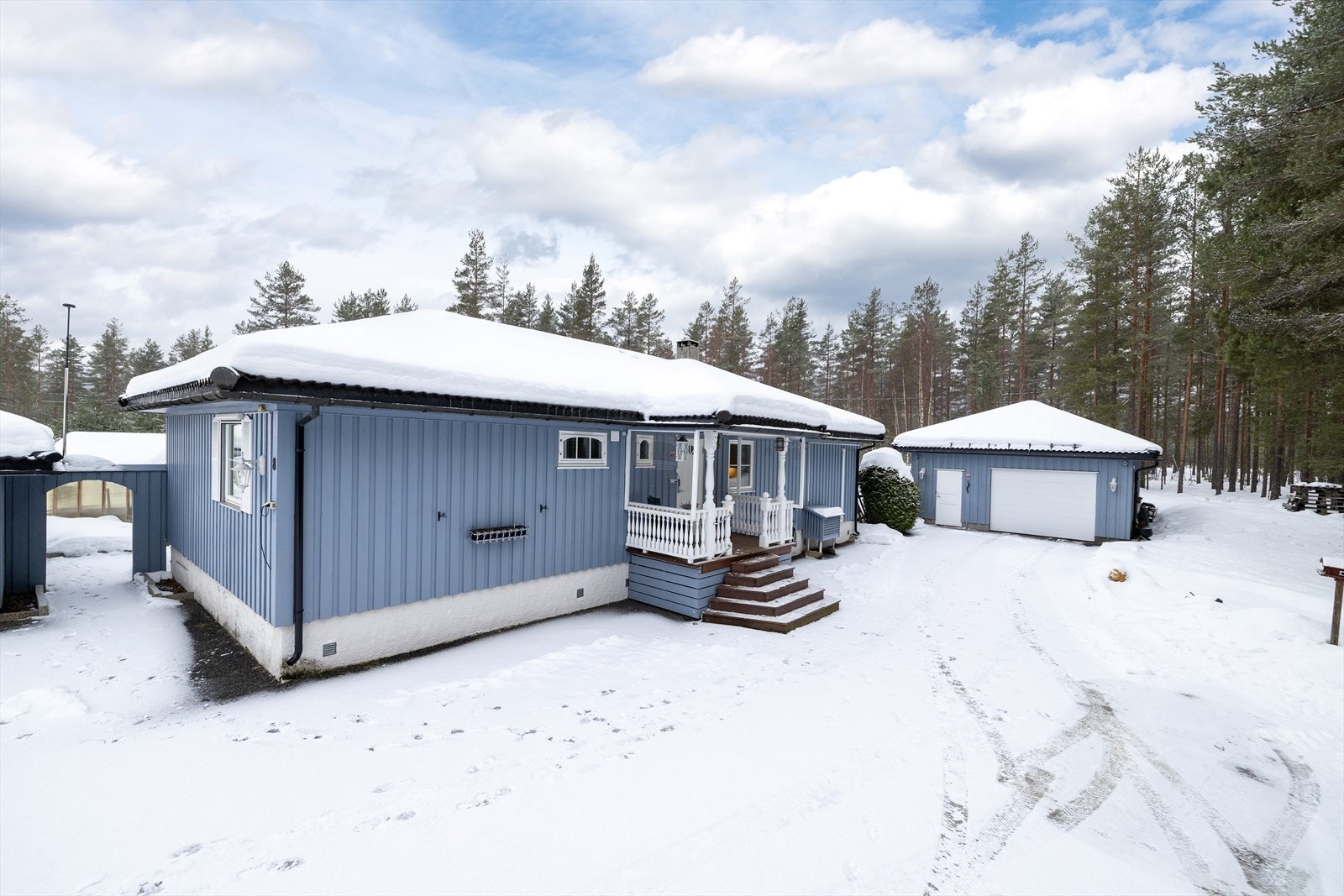Velkommen til en velholdt enebolig med to garasjer og en stor, opparbeidet tomt. Galleribilde
