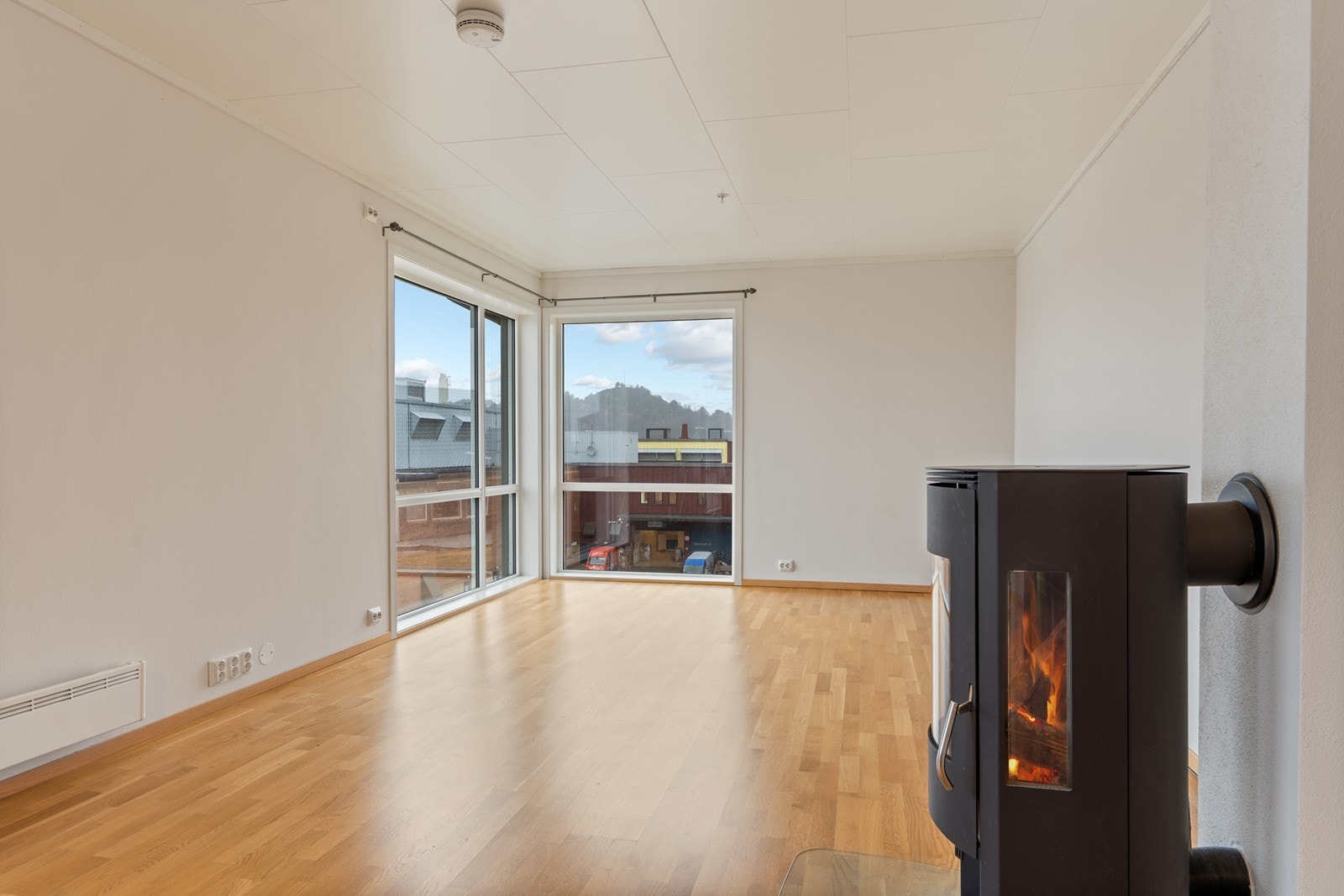 Stue har en god og sosial løsning med plass til stor sofakrok Galleribilde