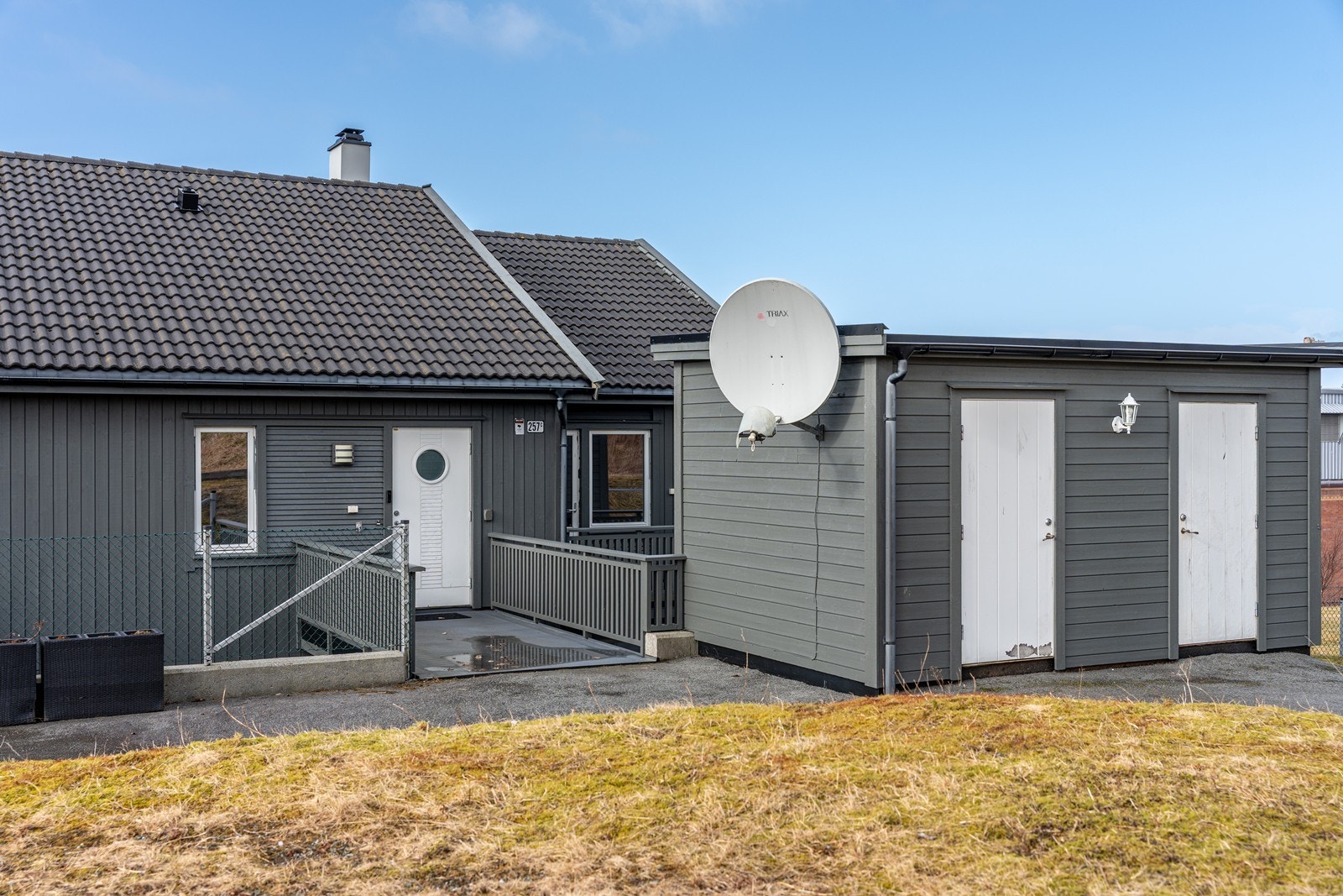 Tilhørende utvendig sportsbod i umiddelbar nærhet til leiligheten Galleribilde