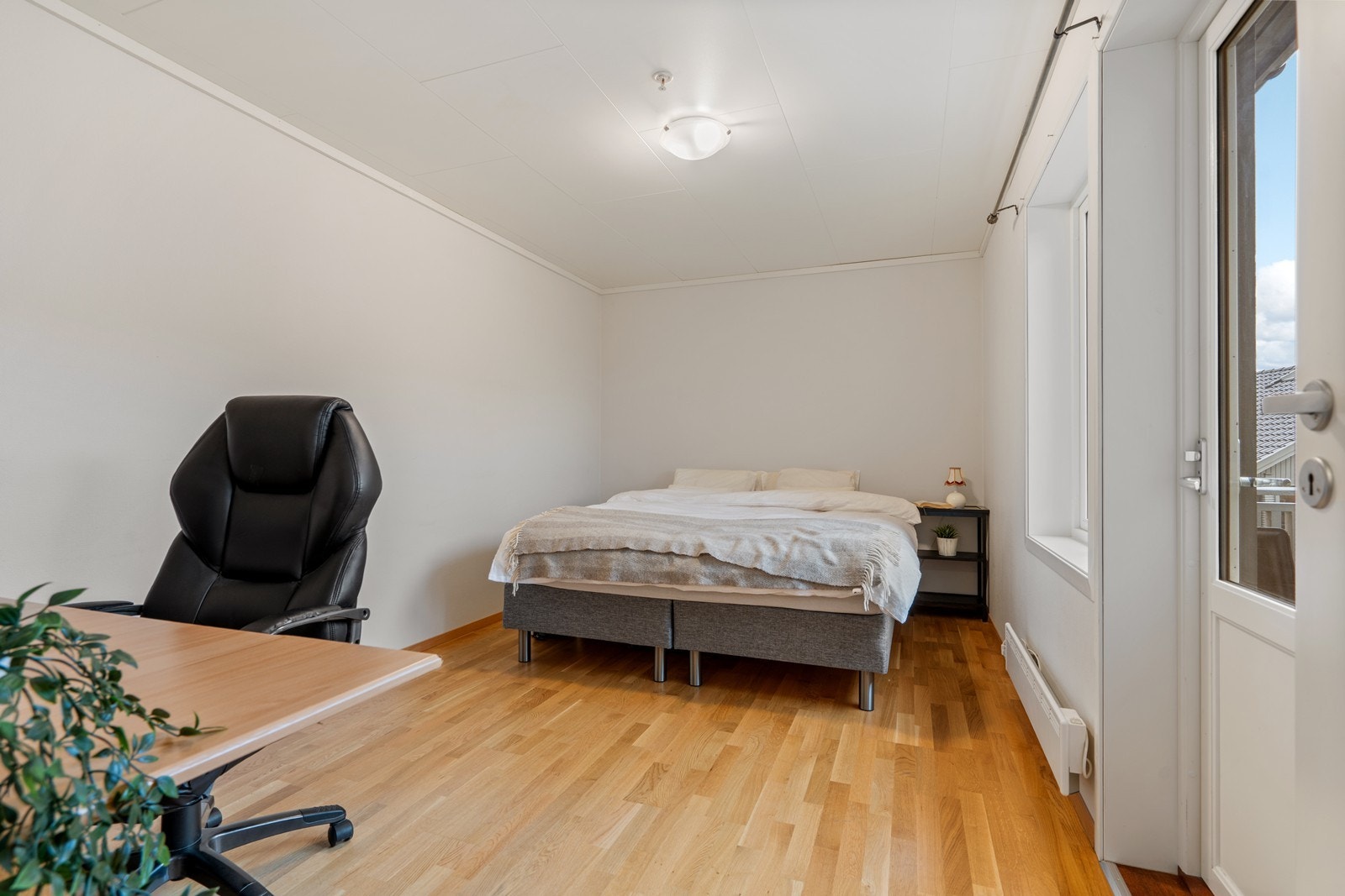 Hovedsoverommet er av god størrelse med plass til dobbeltseng, nattbord og øvrig soveromsinnredning Galleribilde