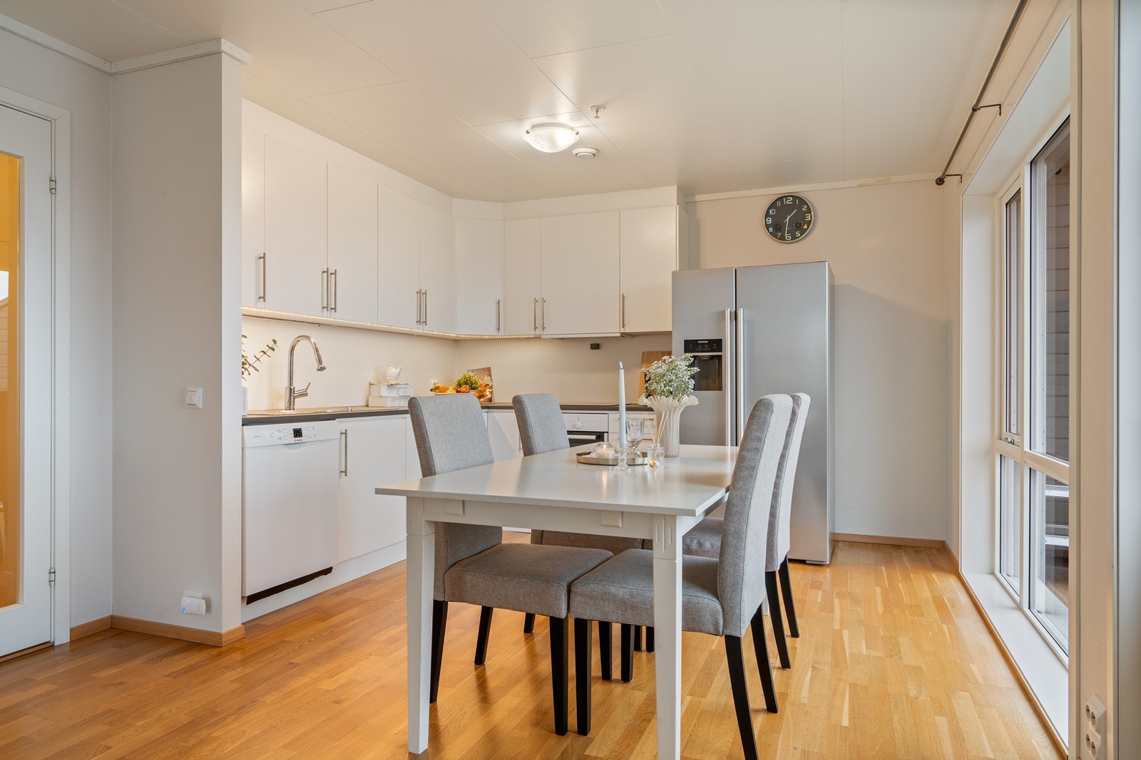 Kjøkken har frittstående kjøleskap og oppvaskmaskin ellers integrert komfyr og platetopp Galleribilde