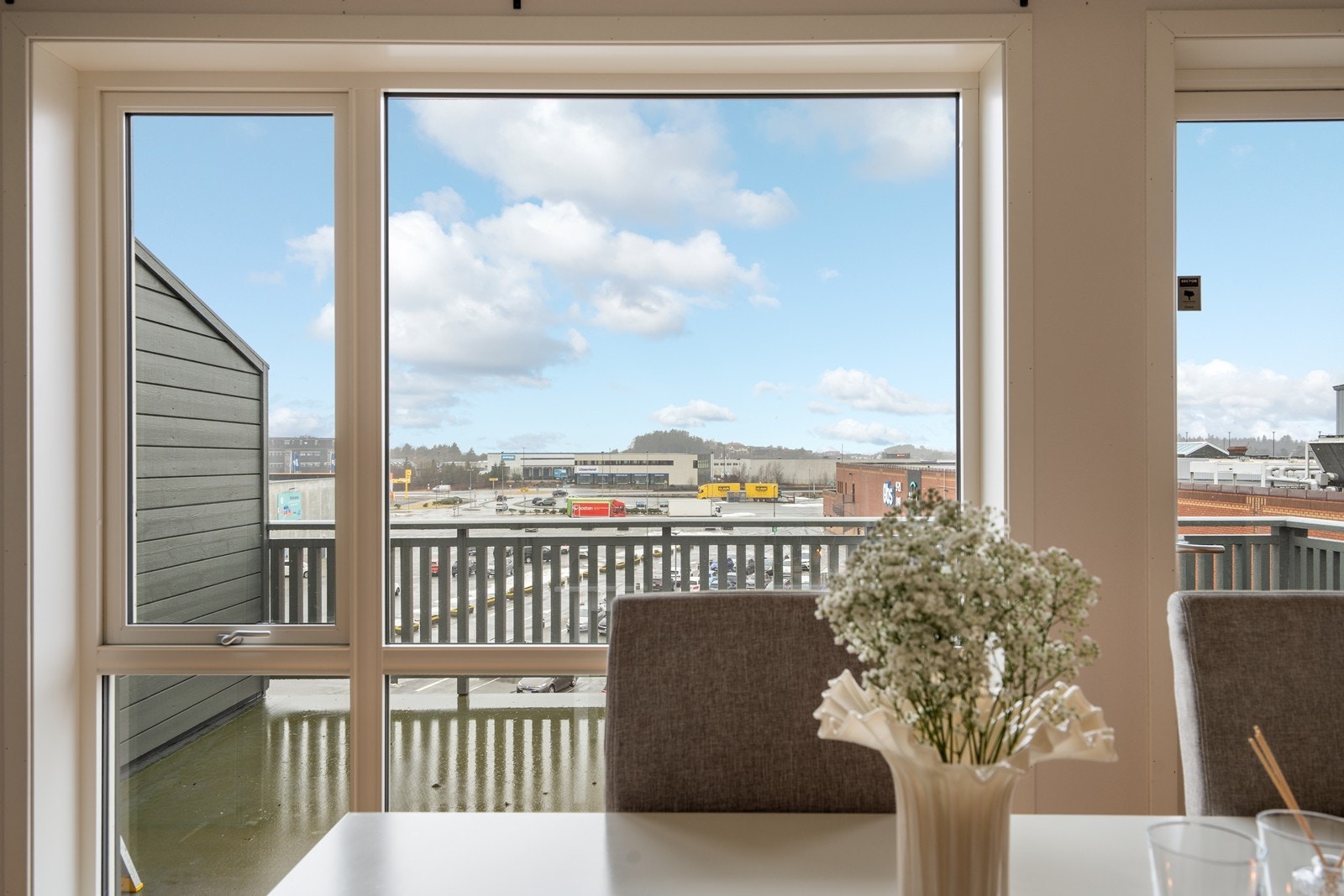 Fra kjøkken er det utgang til en romslig terrasse vendt mot vest. Her kan man nyte gode solforhold, flott utsikt og lite innsyn Galleribilde