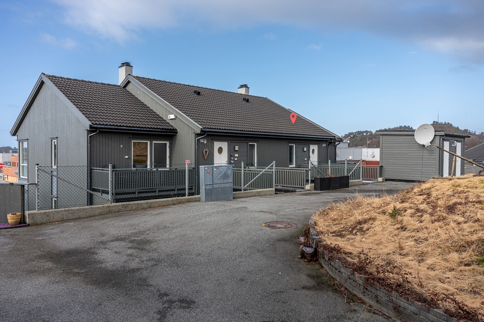 Trappefri og asfaltert tilkomst til leiligheten med parkering innen kort avstand Galleribilde