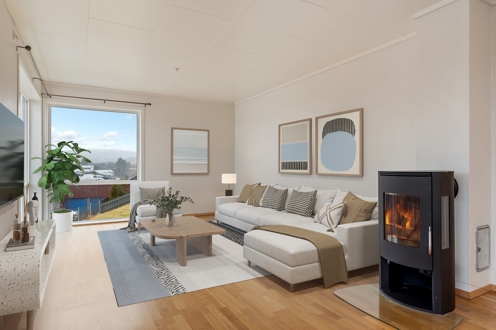 Leiligheten fremstår lys og innbydende med store vindusflater som slipper inn rikelig med naturlig lys -Digital møblering av stue Galleribilde