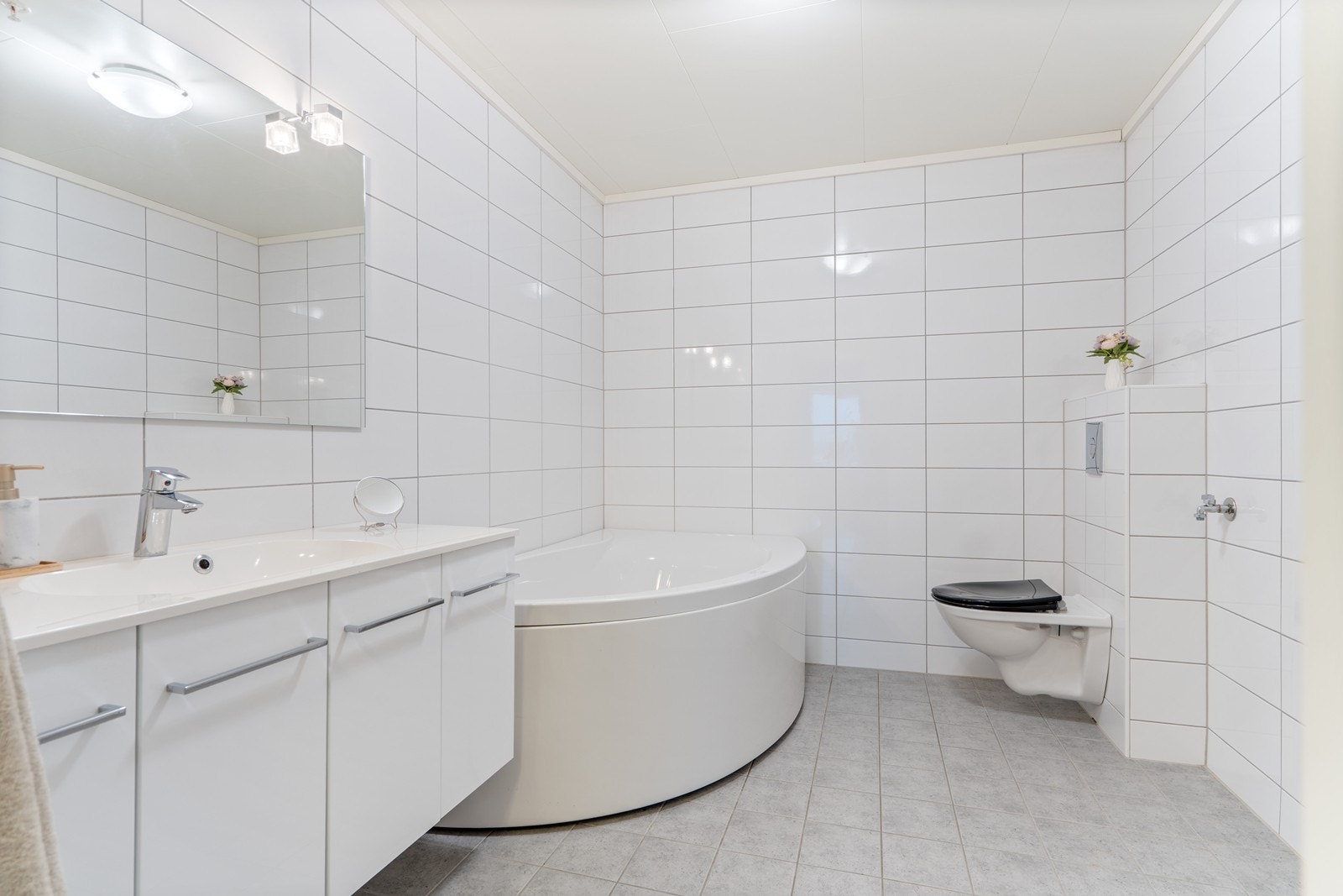 Badet er helfliset og holder en pen standard, med god plass og praktiske løsninger Galleribilde