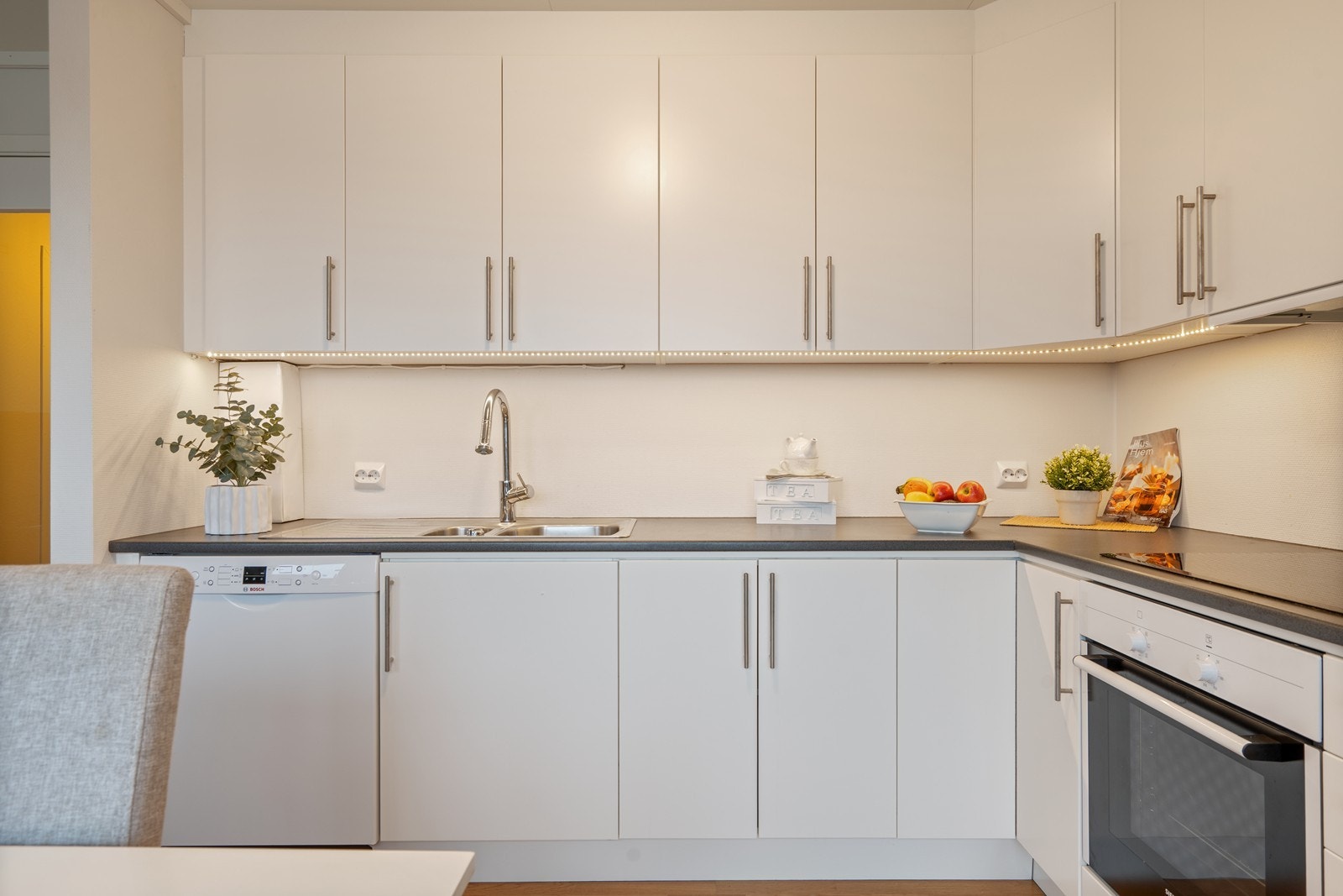 Rikelig med skap- og benkeplass på kjøkken! Galleribilde