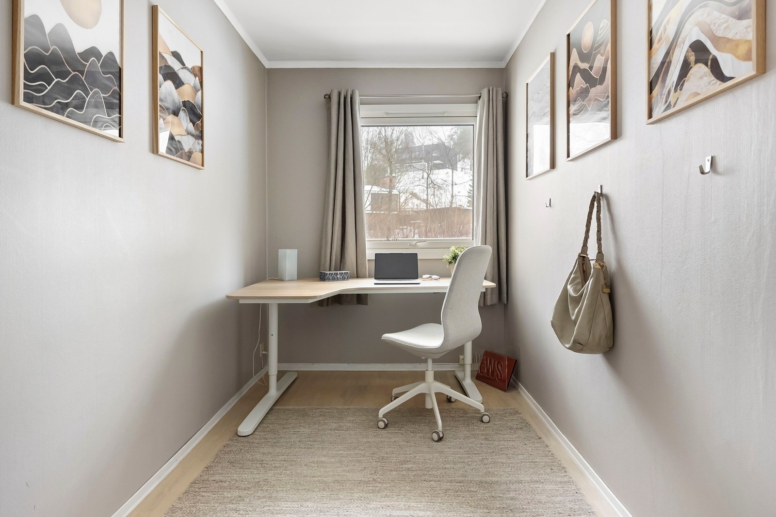 Det tredje soverommet har en god størrelse, med rikelig plass til seng, sminkebord og øvrig møblement. Galleribilde