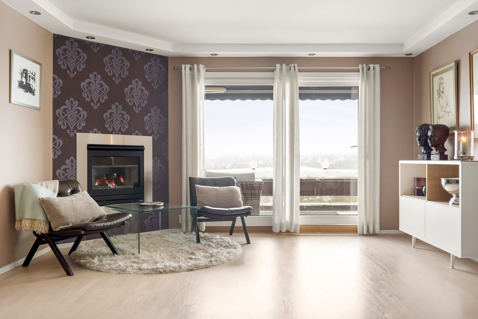 Det er store vindusflater som gir godt med lysinnslipp og en luftig romfølelse. Galleribilde