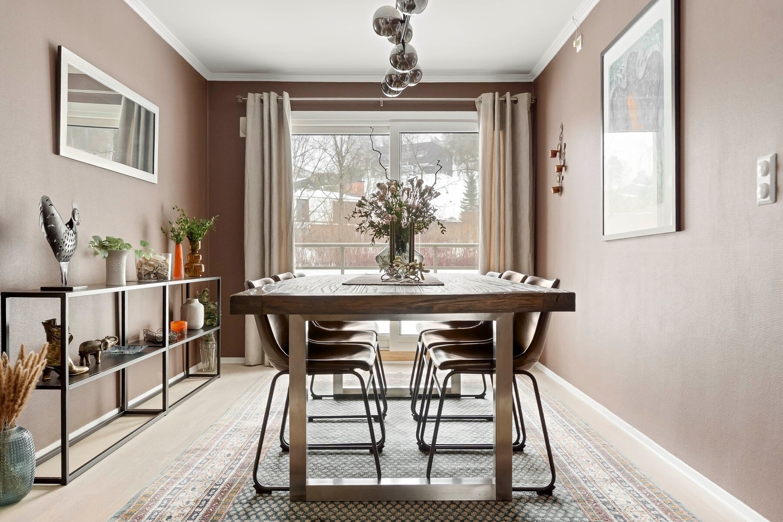 Spisestuen har en naturlig plassering i tilknytning til kjøkken. Galleribilde