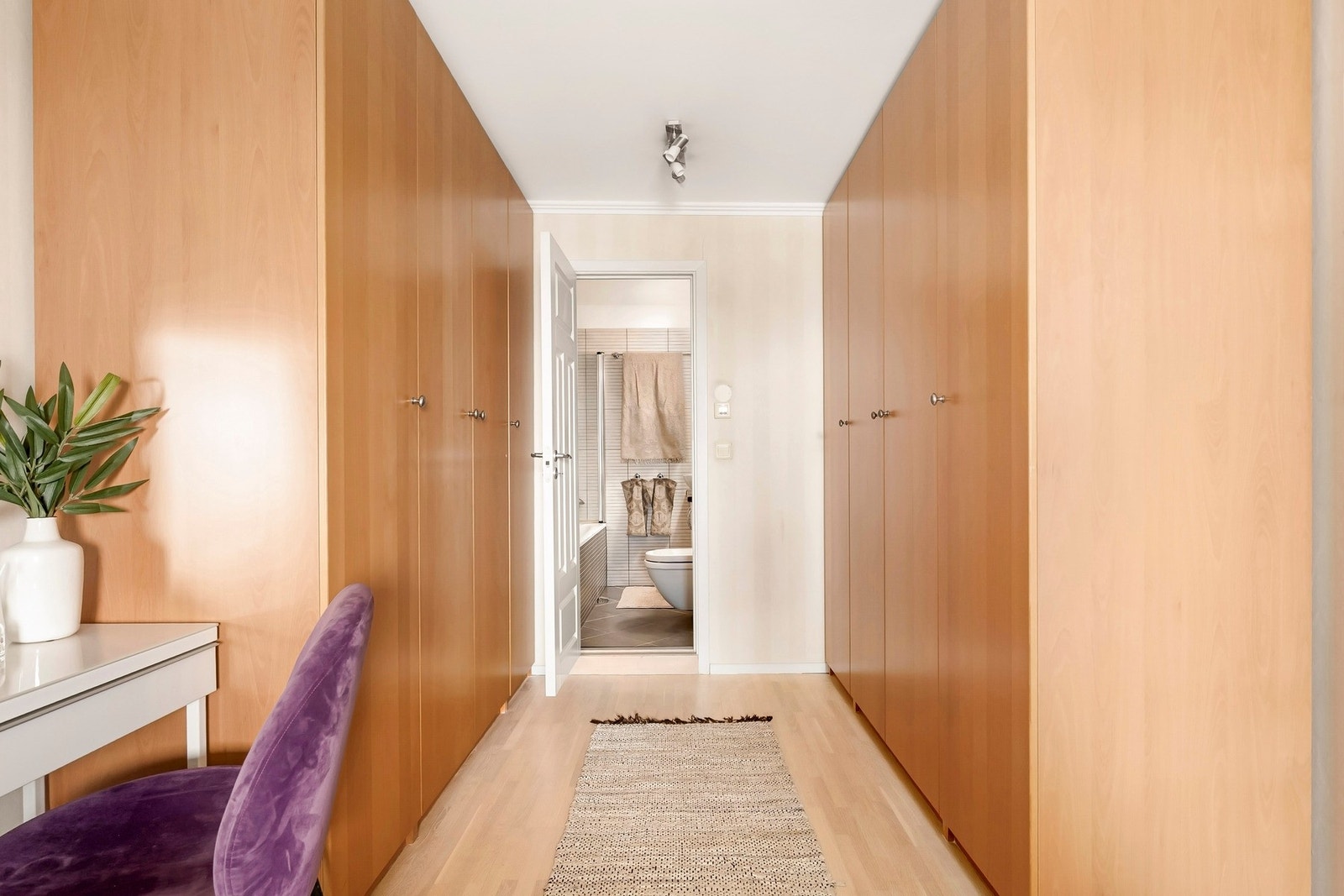 Fra hovedsoverommet har du direkte adkomst til et privat bad. Galleribilde