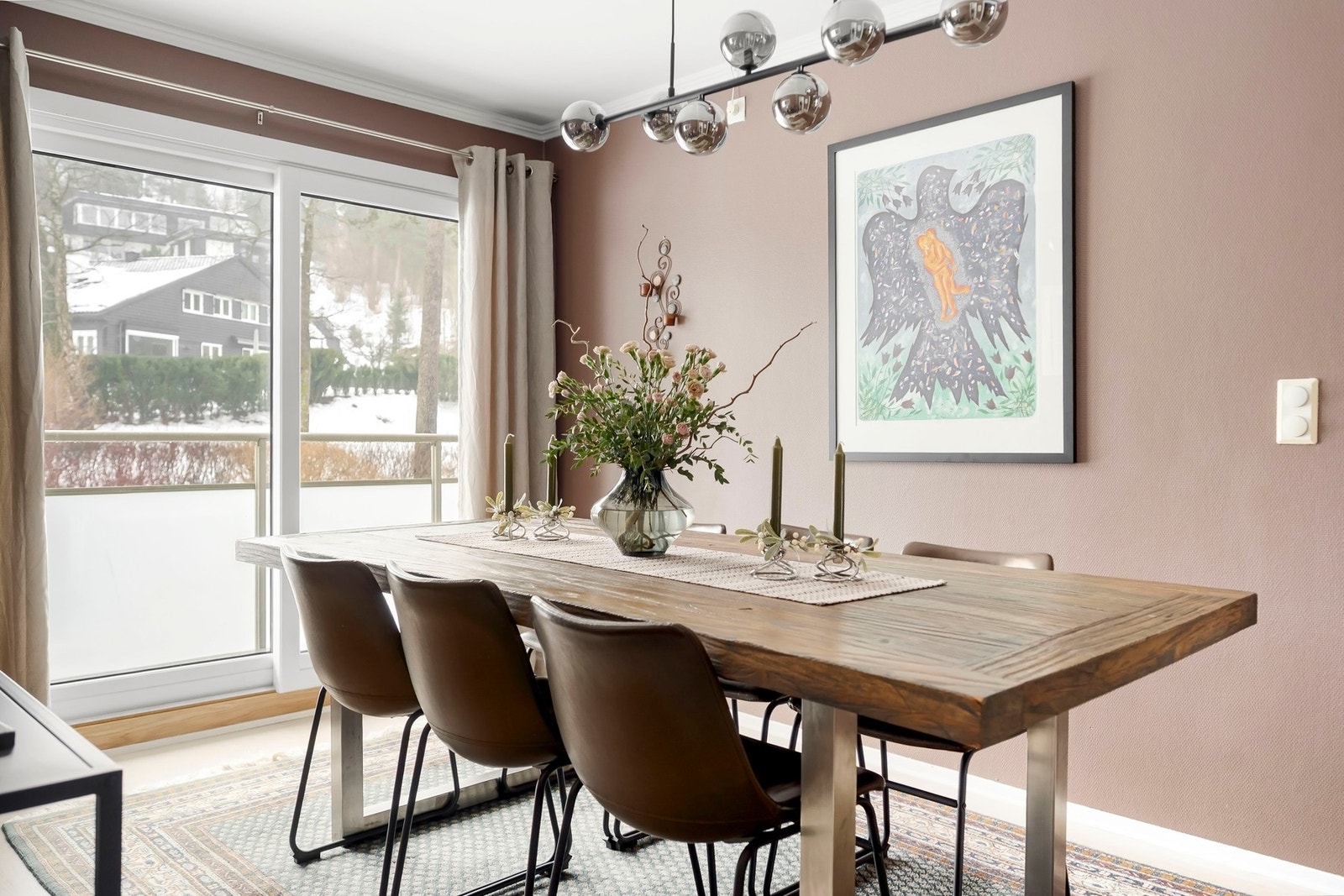 Det er god plass til et romslig spisebord hvor hele familien kan samles. Galleribilde