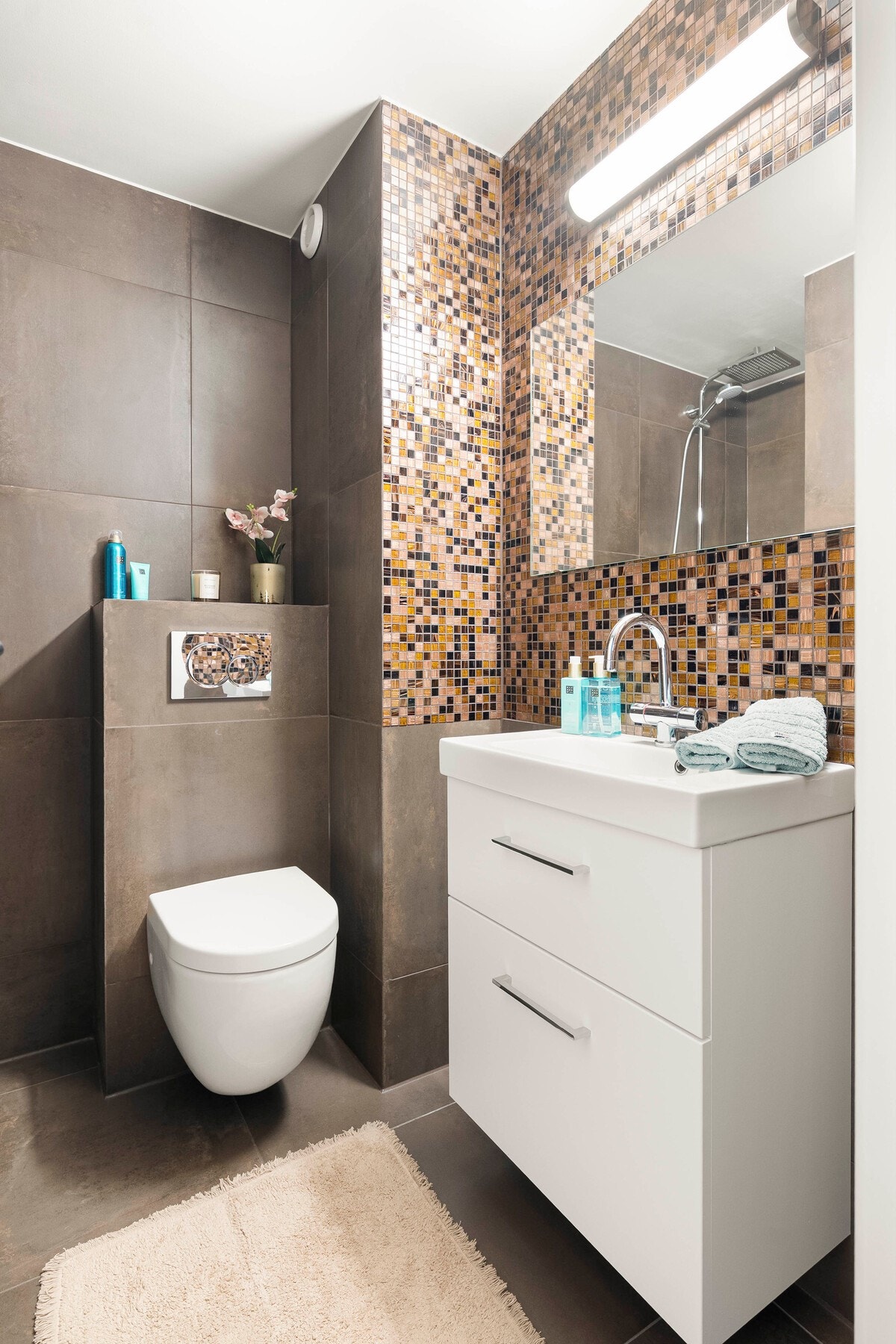 Badet har flislagte vegg- og gulvflater. Galleribilde