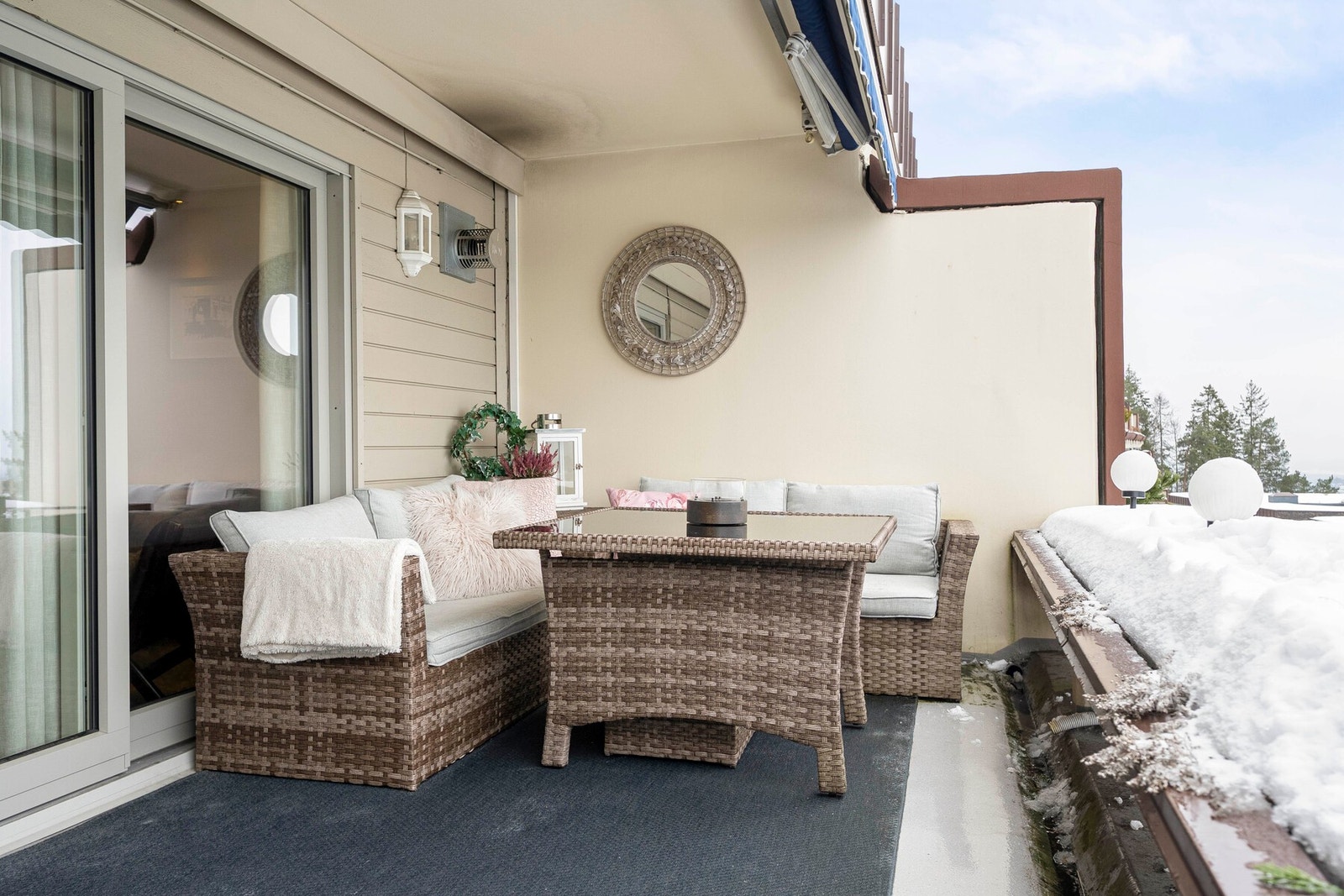 Åpner du glassdøren blir stuen forlenget med fantastisk terrasse og utsikt. Galleribilde