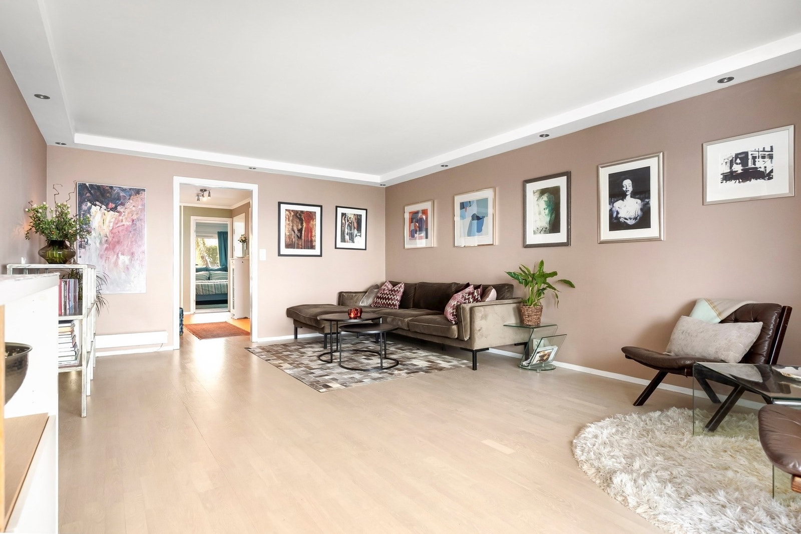 Stuen har god utforming med naturlig plass til en spisegruppe, sofa og TV med tilhørende møblement. Galleribilde