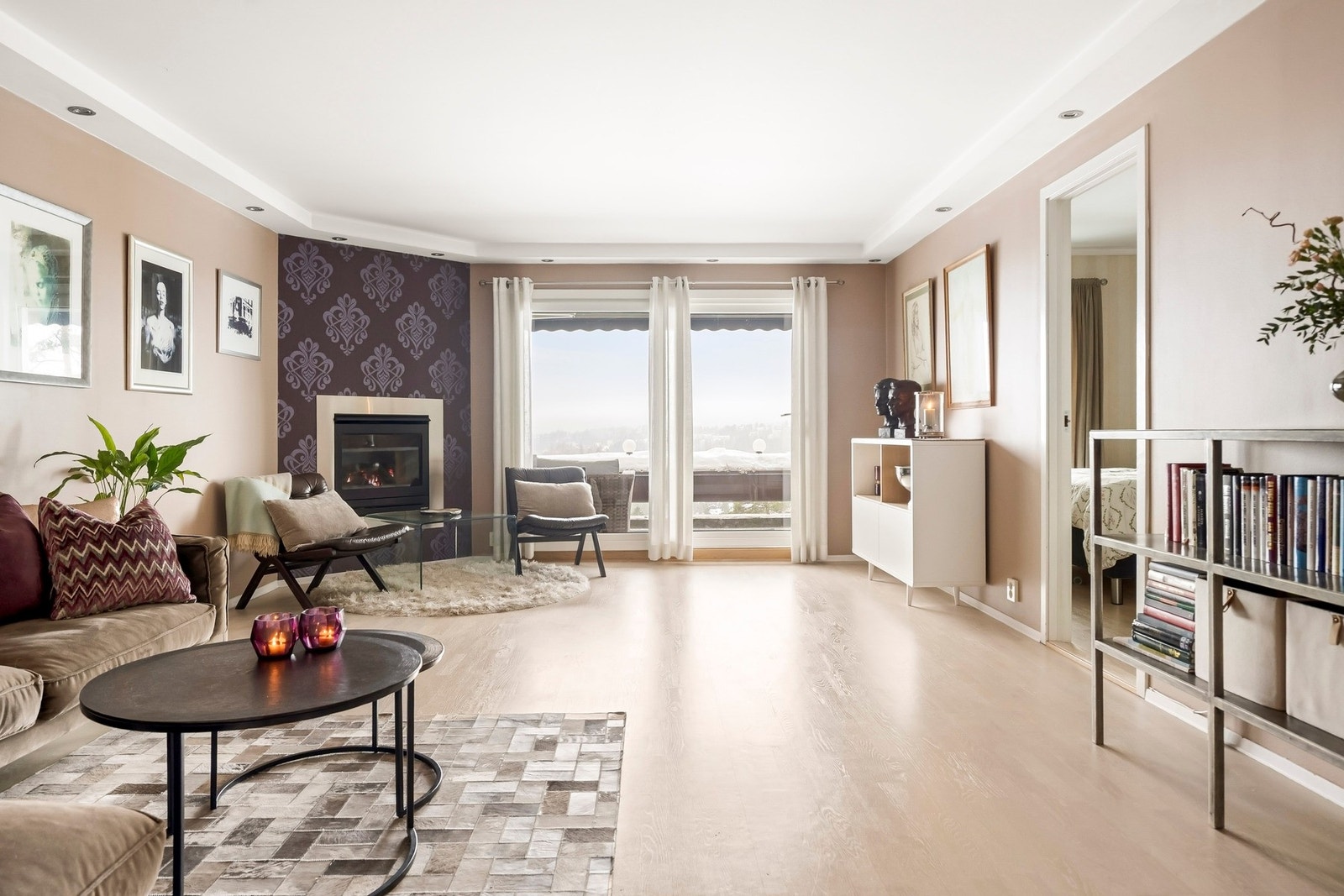 Stuen gir en varm og komfortabel ramme for både rolige hverdager og hyggelige sammenkomster med familie og venner. Galleribilde